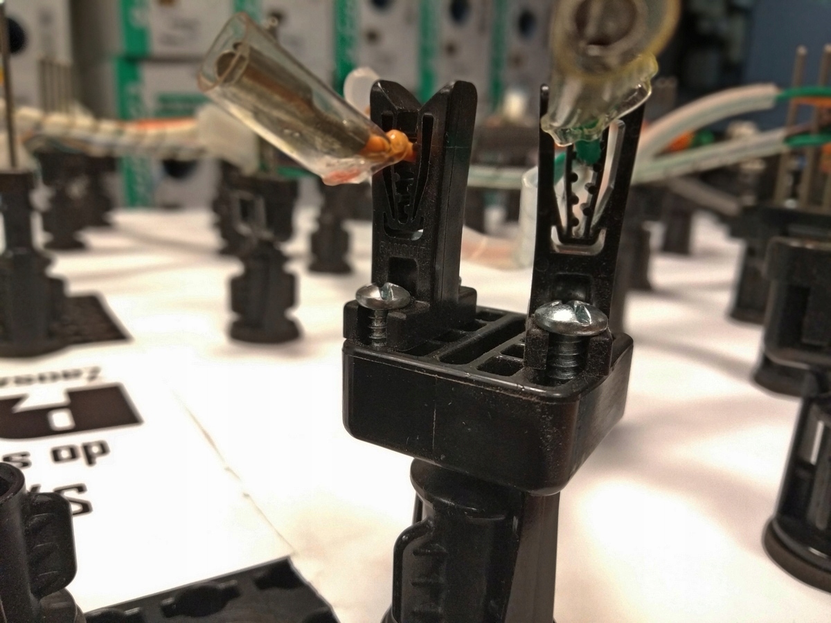 UCHWYT QUICKBUILD PODSTAWKA WIĄZKA KABLOWA STÓŁ MONTAŻOWY Producent części Inny