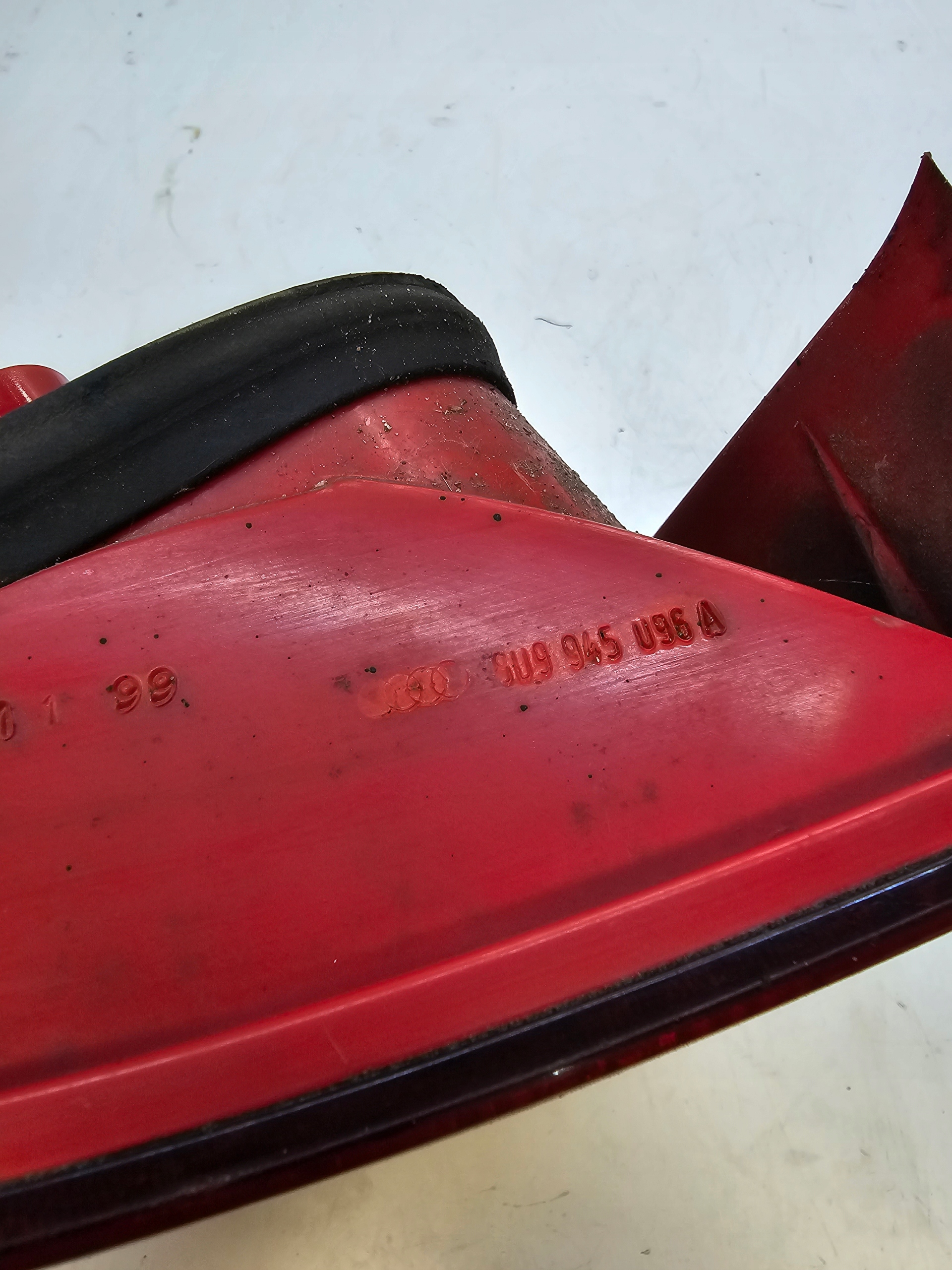 light right rear part W fender AUDI A4 B5 AVANT 8D9945096A