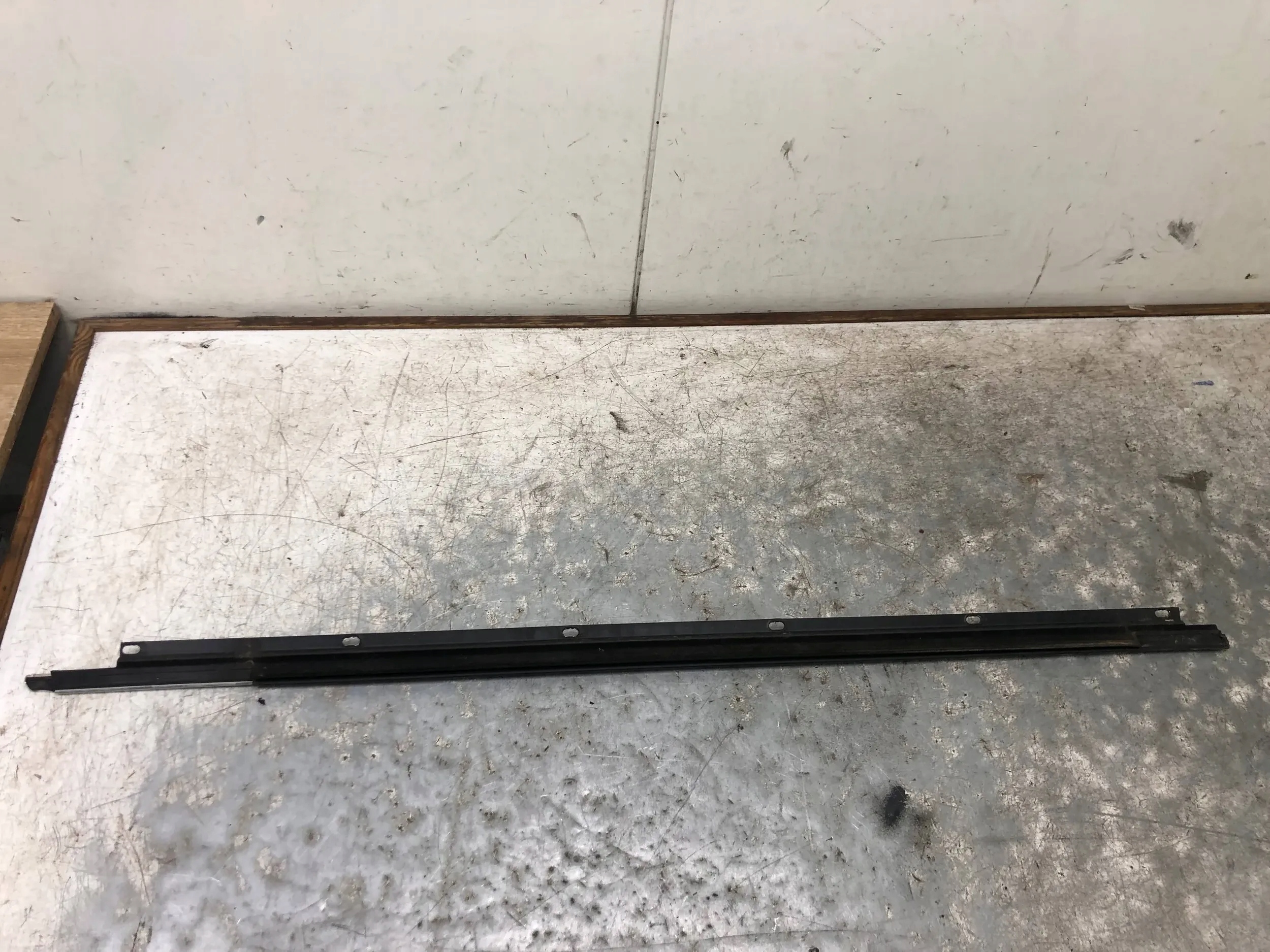 moulding dust door left front VW GOLF VI KOMBI 1K5837475D