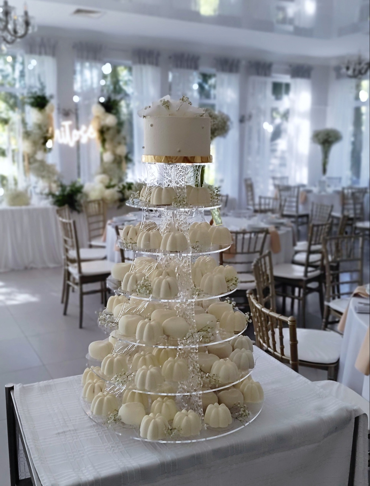 Stojan na monoporce sněhové pusinky Kaskádový exponát Sladký stůl svatební hostina 7 pater