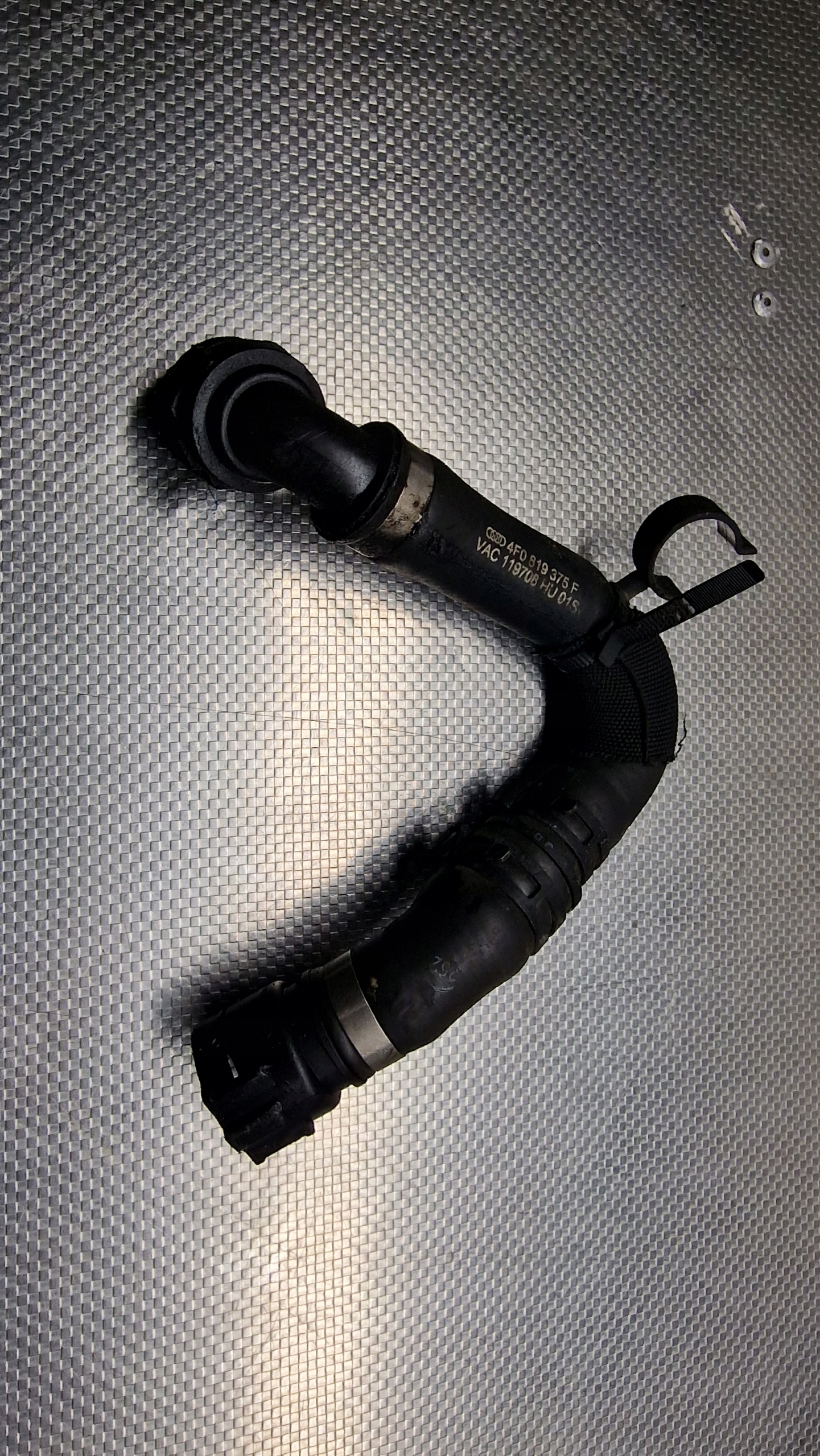 4F0819375F - AUDI A6 C6 труба водяного автобуса