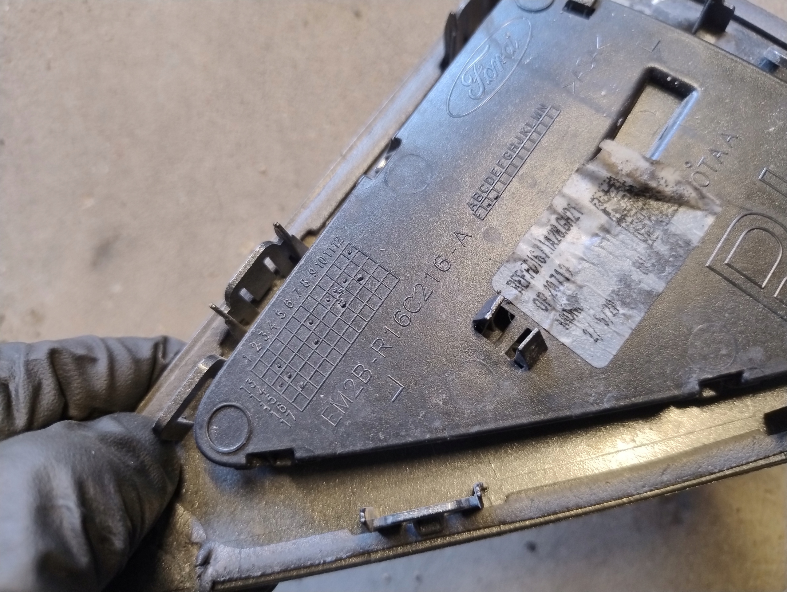 TROJKAT COUVRE AILE DROIT FORD S-MAX EM2B-R16C216-A