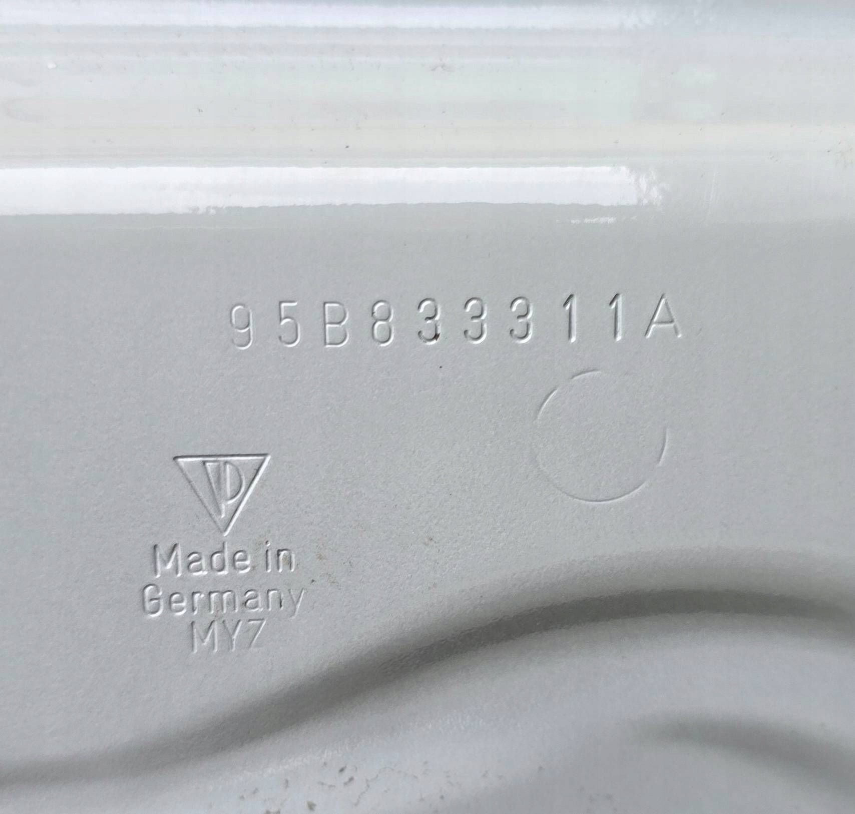 Porsche Macan (95B) rear part side left door rear.