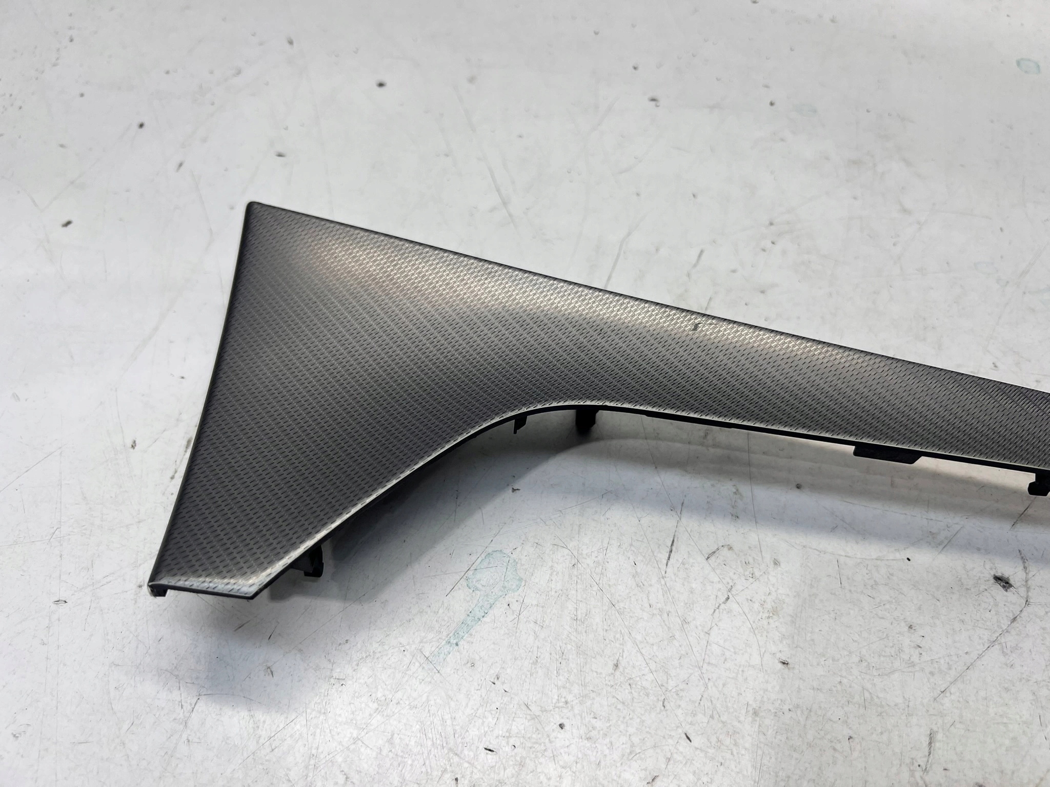 moulding DEKOR door left rear part AUDI A6 C8 4K5867419E 3LP