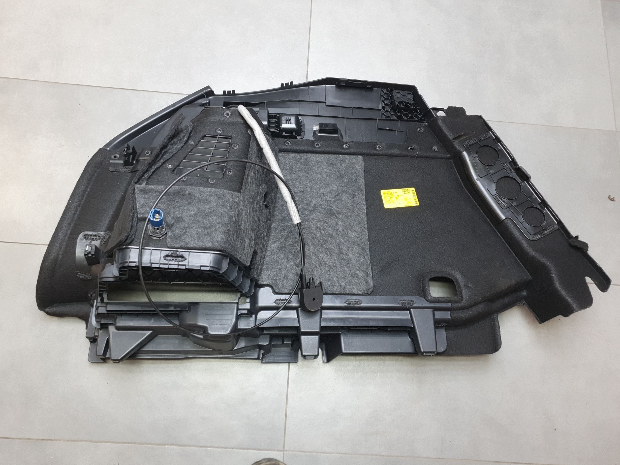 Audi SQ6 e-tron tapacír kufru pravý 85H863880A