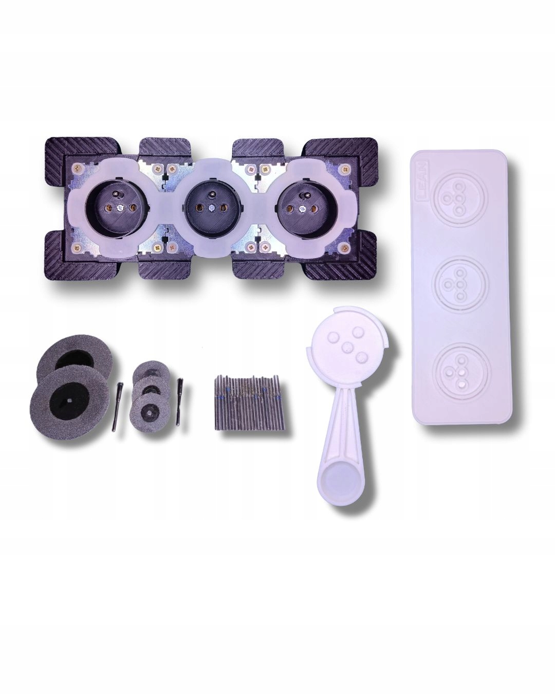 Skrytá zásuvka 3x na tmavé naddoskové dlaždice do kuchyne