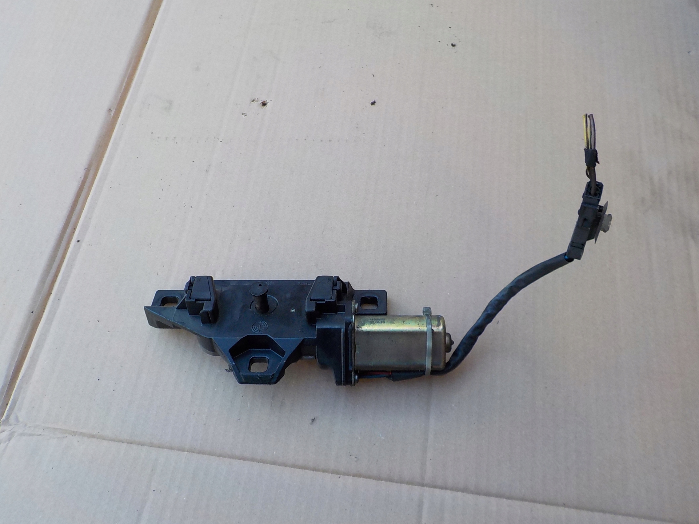 Micro moteur domykania du capot bmw e65 7014872
