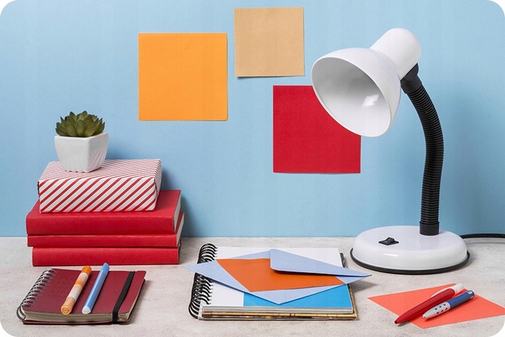 MAŁA LAMPKA BIURKOWA NA ŻARÓWKĘ E27 Kolor odcienie błękitu