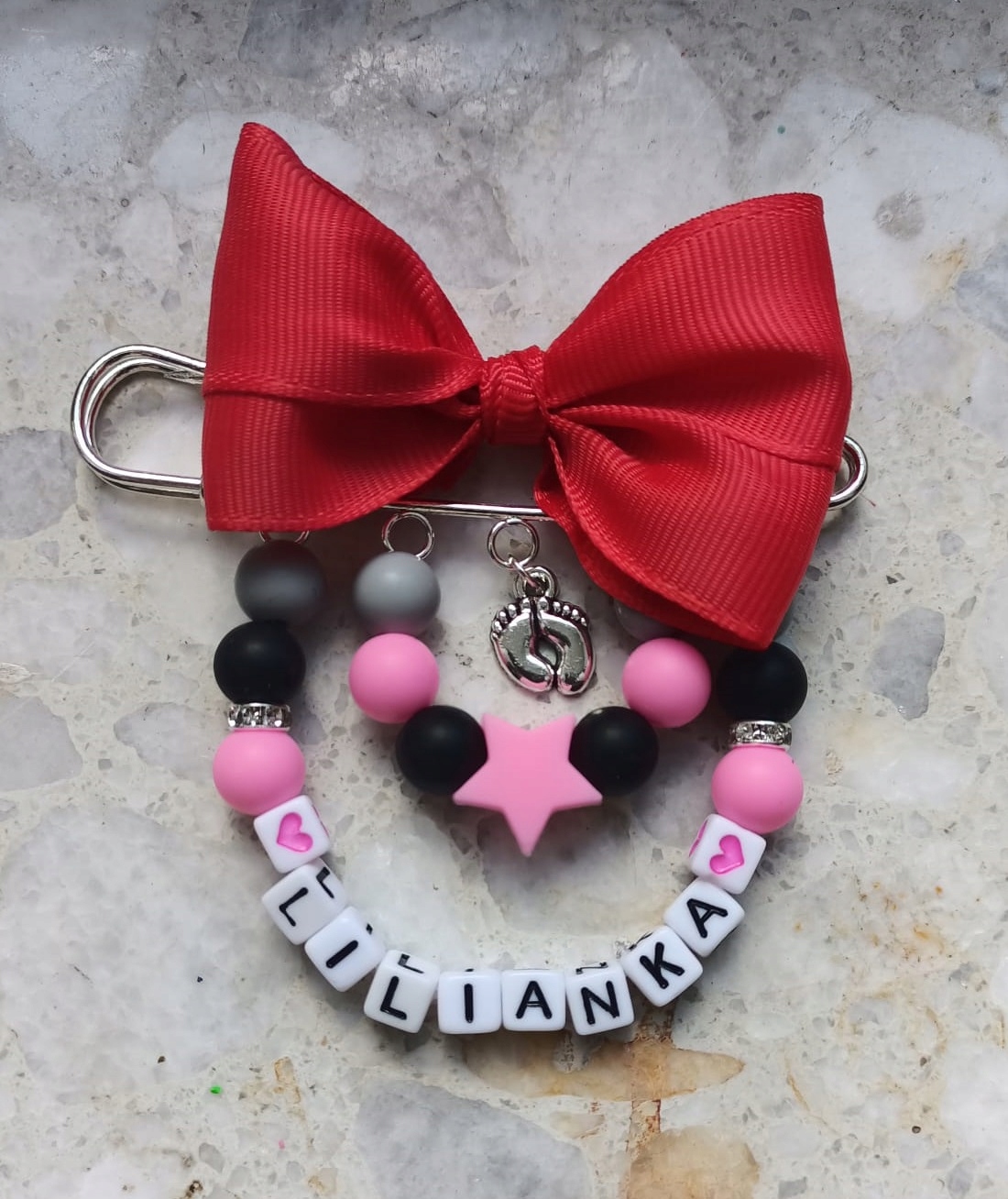 BROSZKA DO WÓZKA z czerwoną kokardką dla dziewczynki różowa Stan opakowania oryginalne