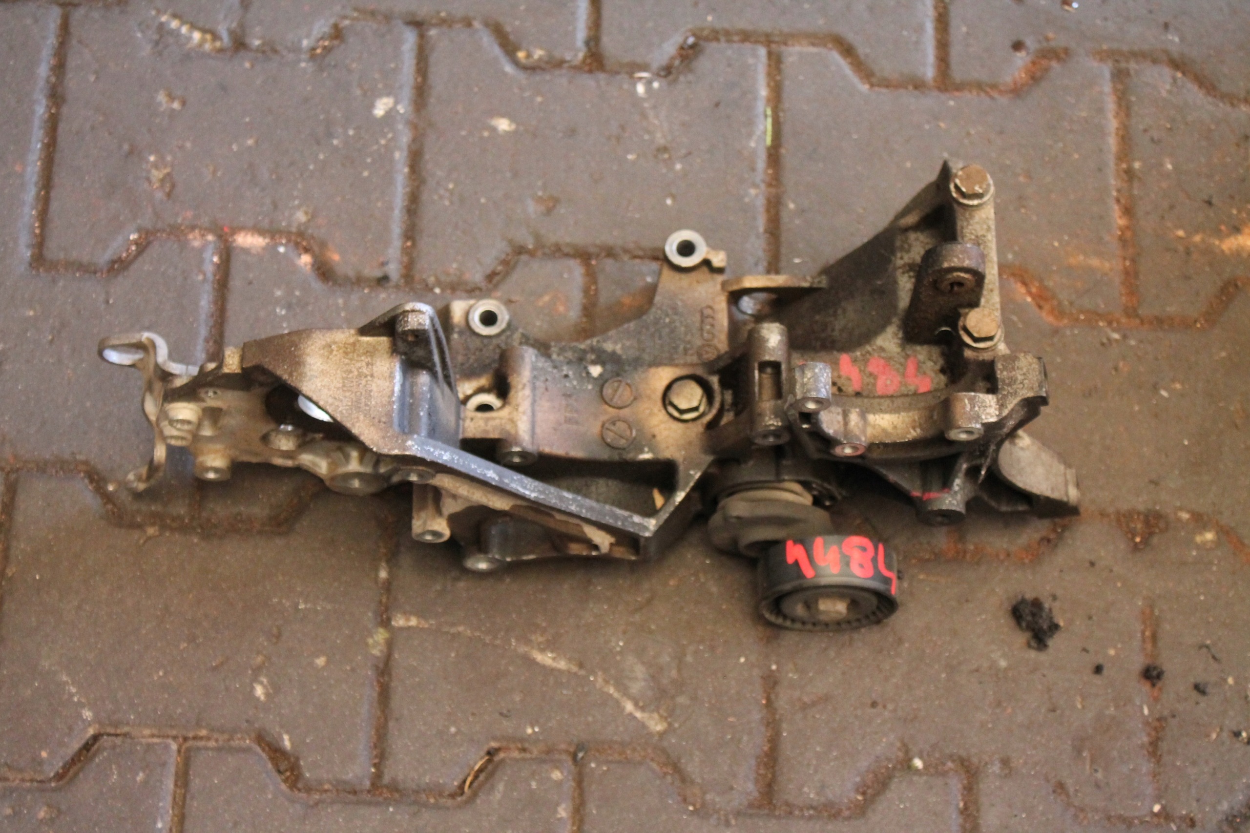 4484. support alternator VW T5 03L903143J