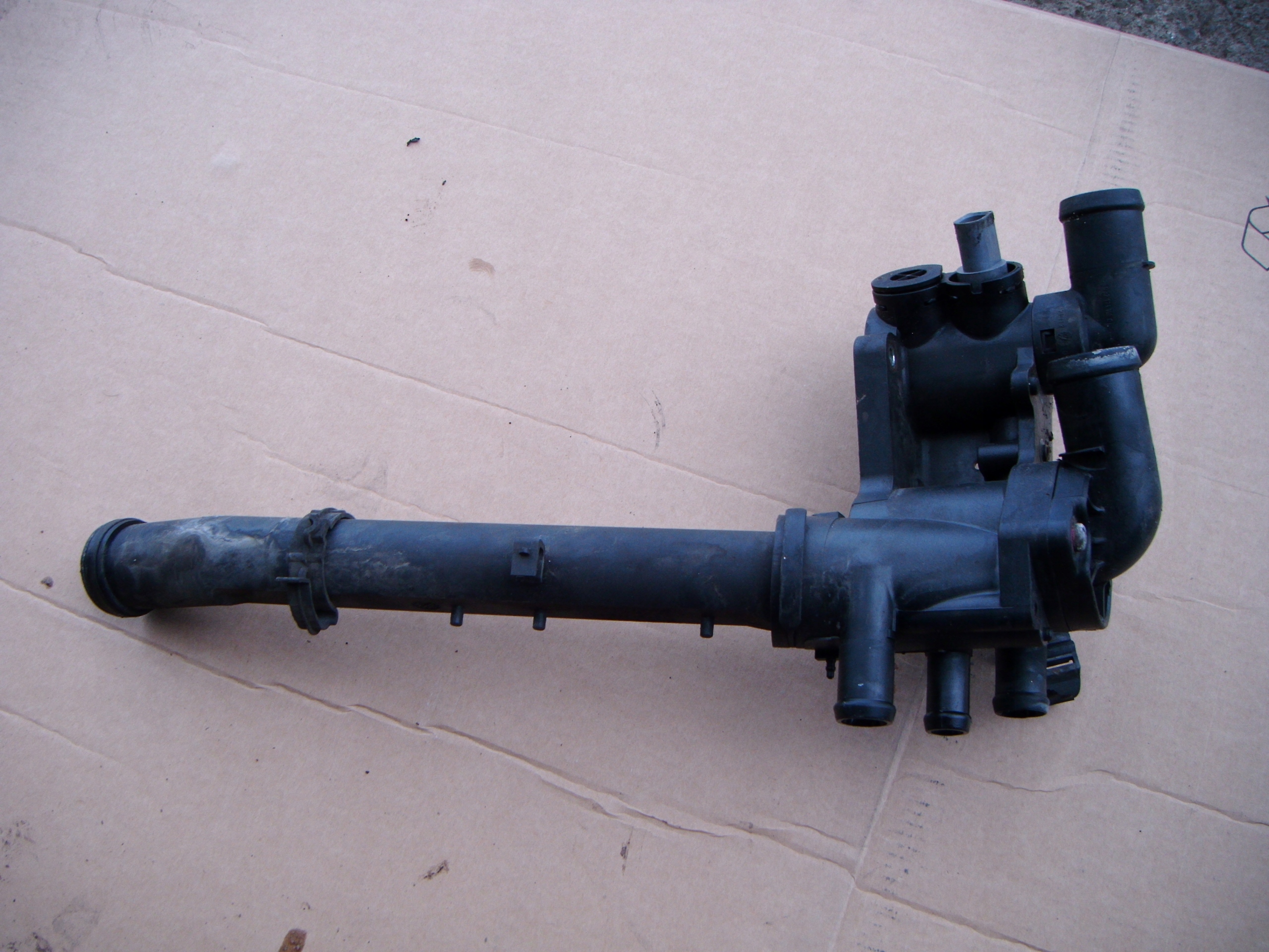 01- 1,4 - VW POLO 9N 01-1, 4 КОРПУС ТЕРМОСТАТА