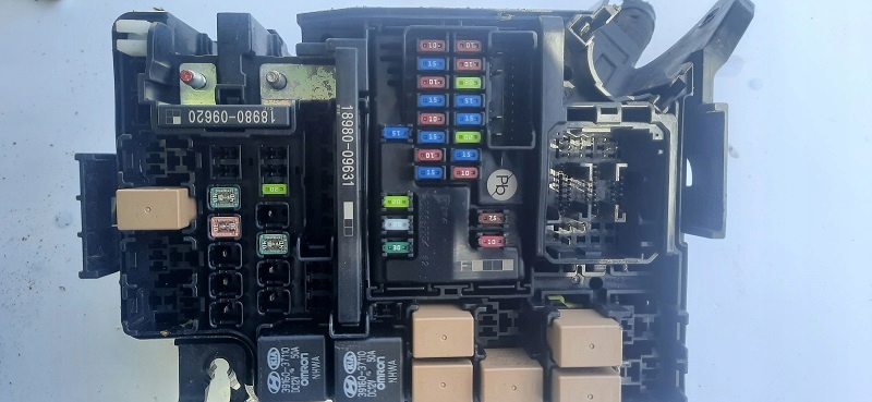 SKRZYNKA BEZPIECZNIKÓW HYUNDAI KONA 91204-J9221 Typ samochodu Samochody osobowe