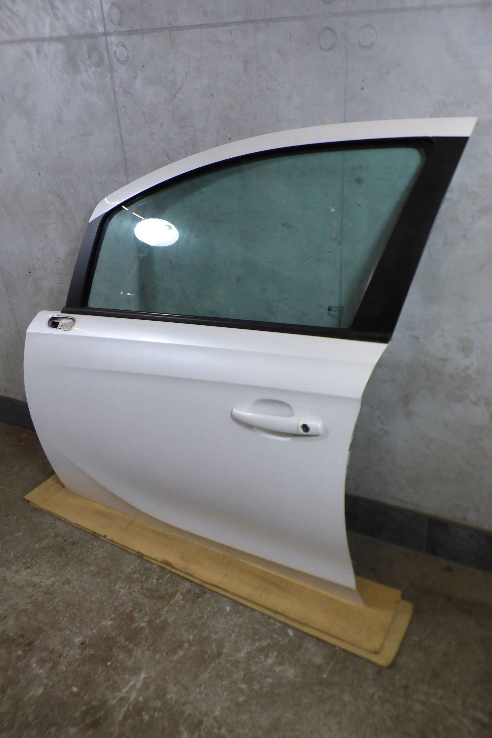 Opel Corsa E 5D door left front original LAKIER Z42A