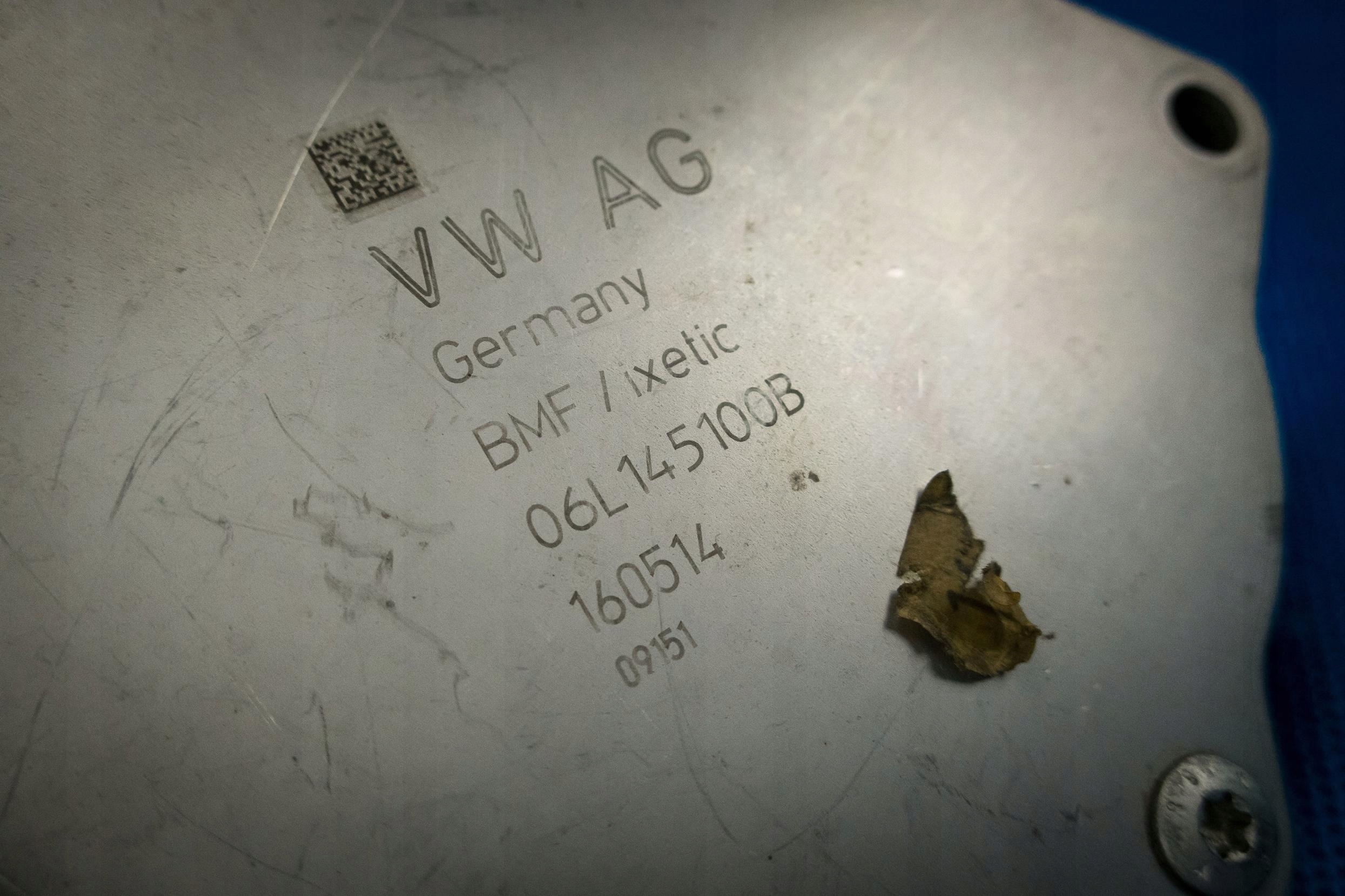 pump vacual vacum Audi S3 A6 VW 06L145100B