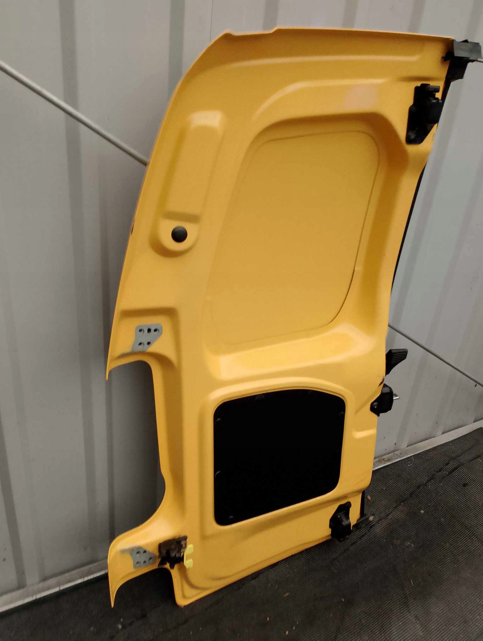 PARTNER BERLINGO II III DRZWI PRAWE TYŁ Kolor żółty