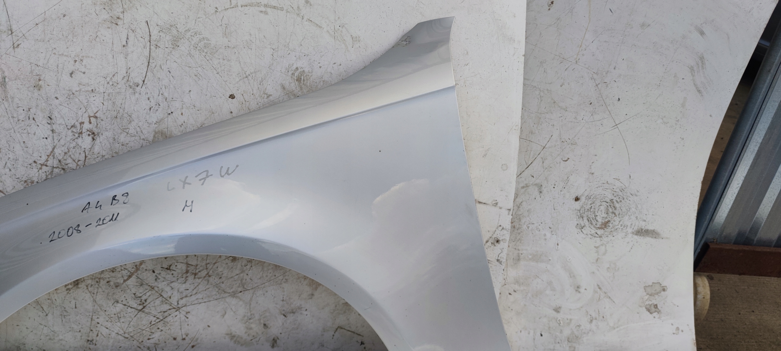 fender left front AUDI A4 B8 2008-2011 LX7W *****5