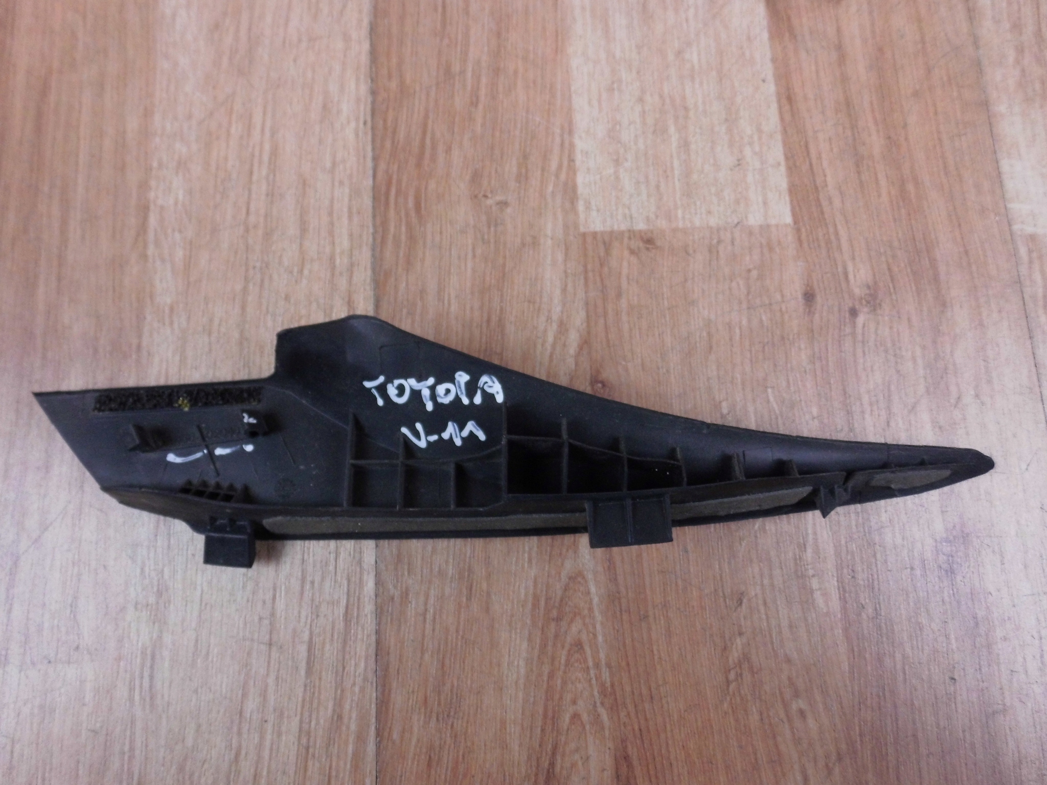 Toyota Auris II gasket cover corner under the window right