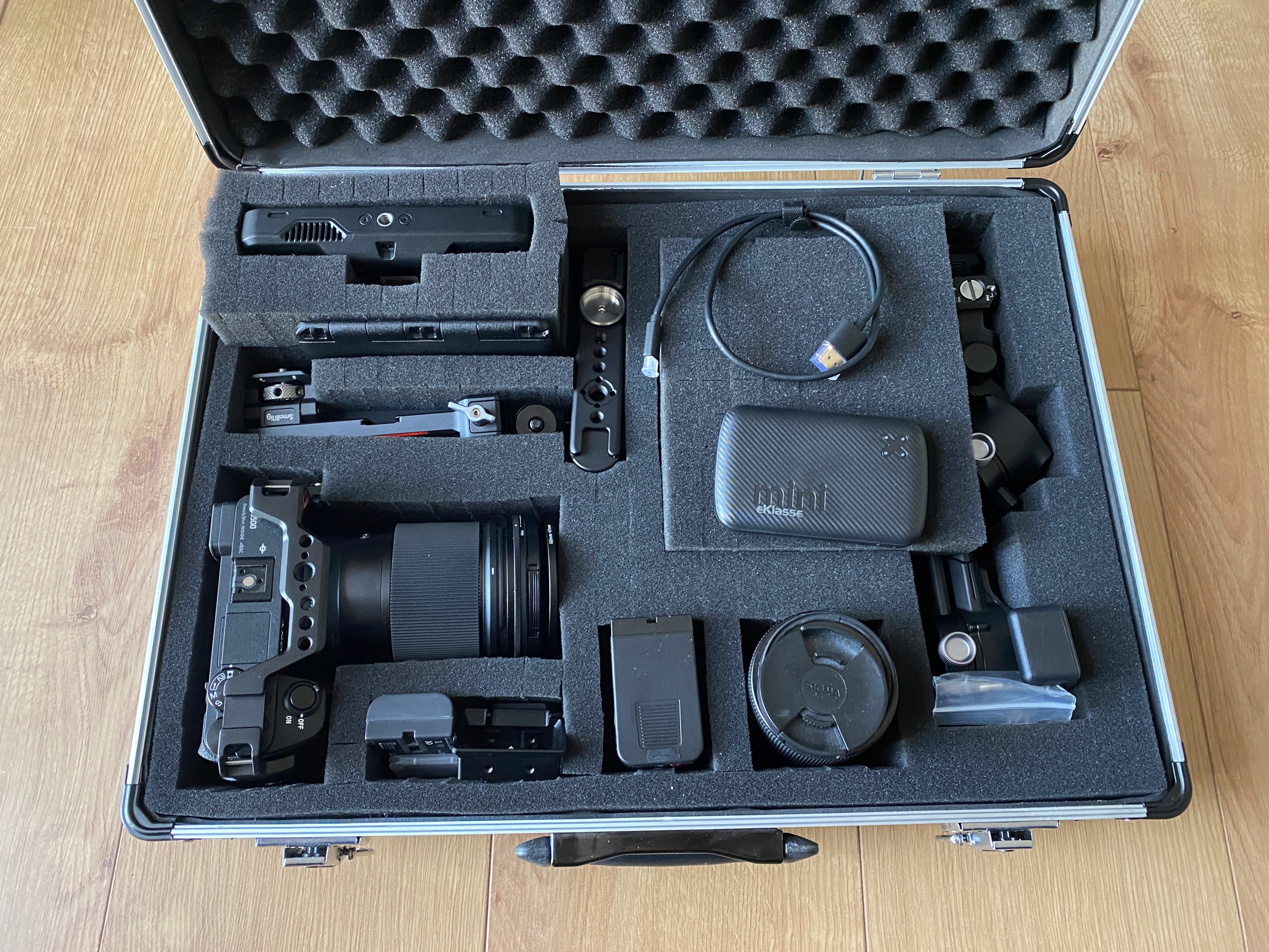 WALIZKA NA SPRZĘT FOTOGRAFICZNY NARZĘDZIA W PODRÓŻ PeakTech 7310 46x33x15cm Wysokość produktu 15 cm