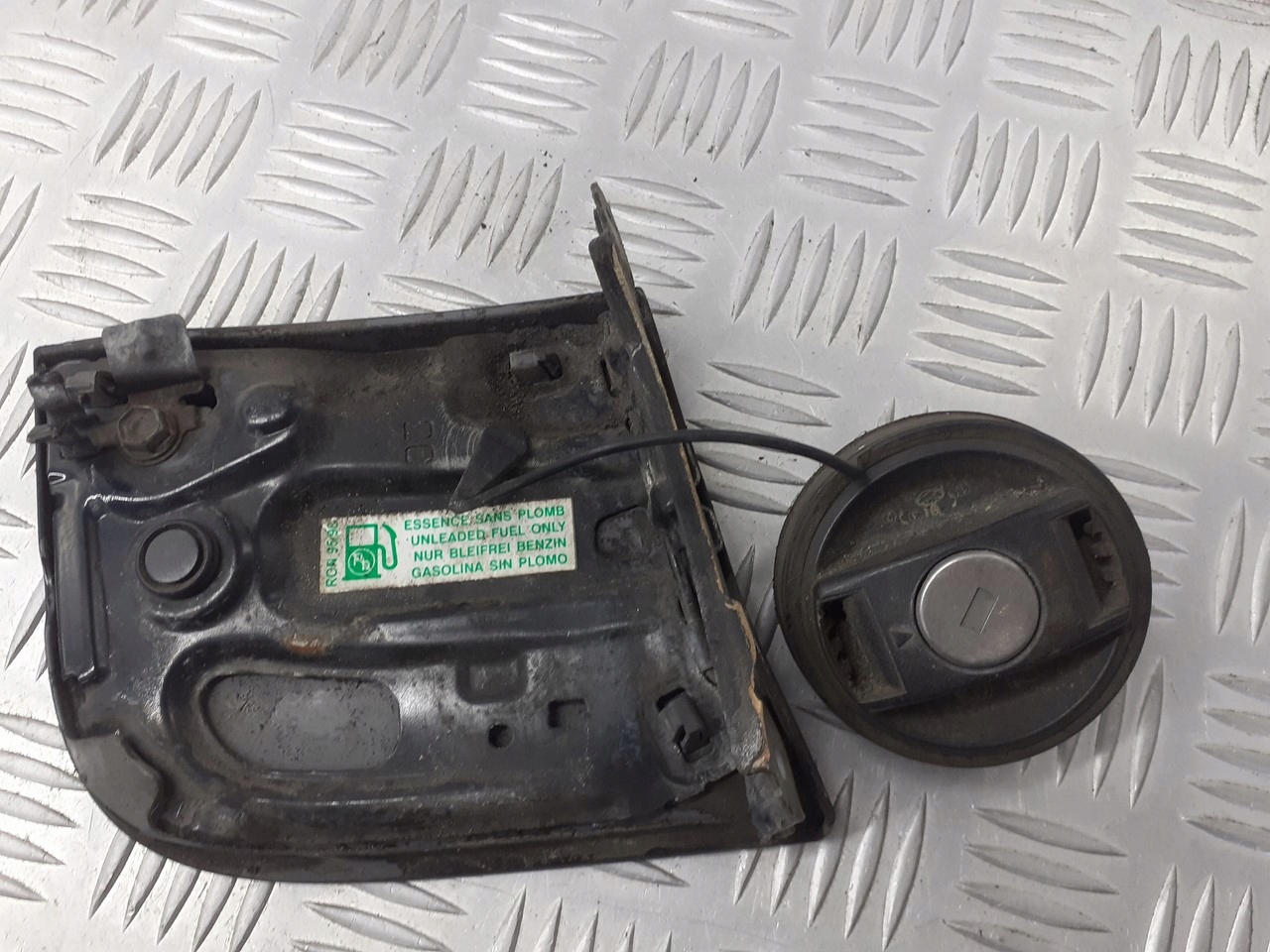 KLAPKA WLEWU PALIWA BAKU PEUGEOT 107 EXL Kolor czarny