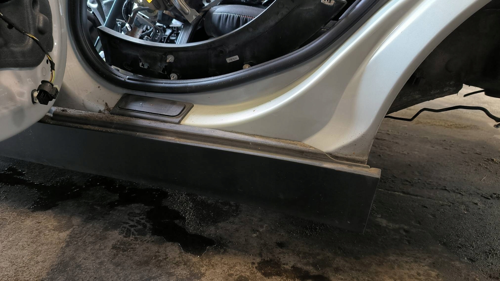 threshold left WHITE SILVER METALLIC MINI CLUBMAN COOPER F54