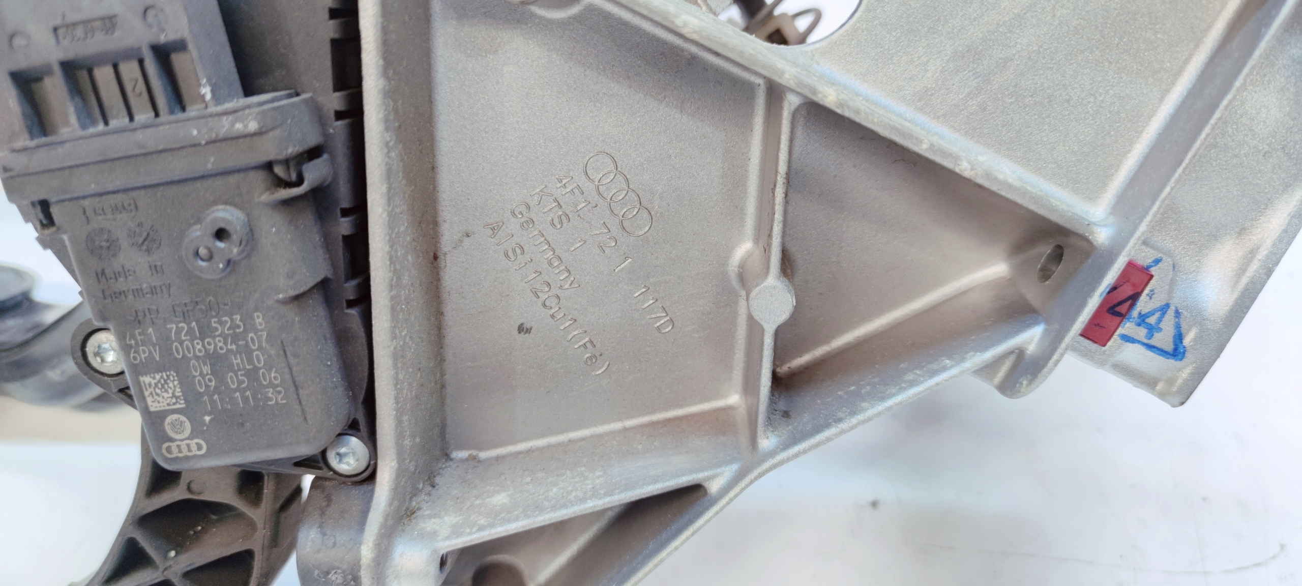 Педали диффузор Audi A6 C6 механика 4F1721117D