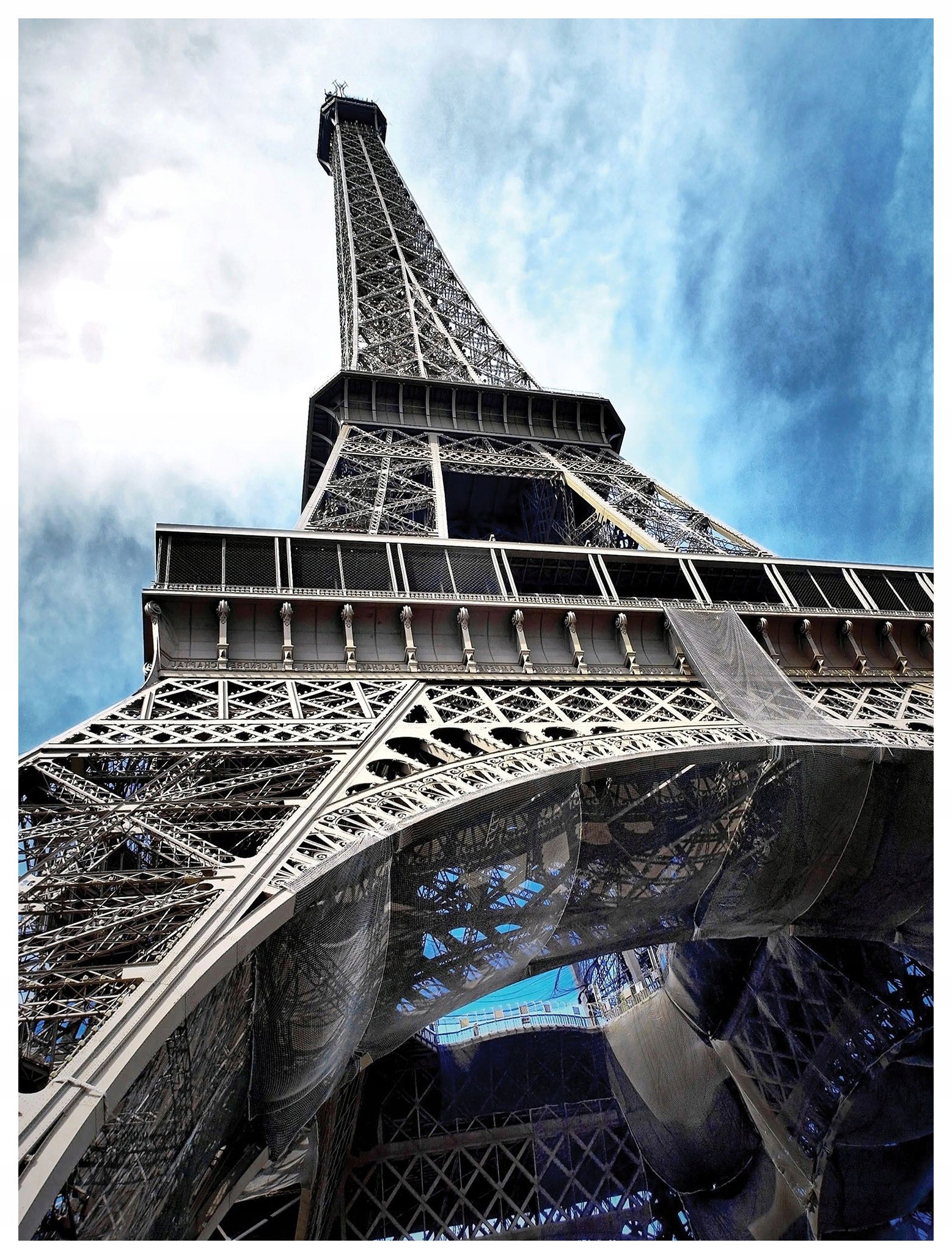 Fototapeta Eiffelova věž Paříž modrá obloha mraky 206x275 textura lepidlo