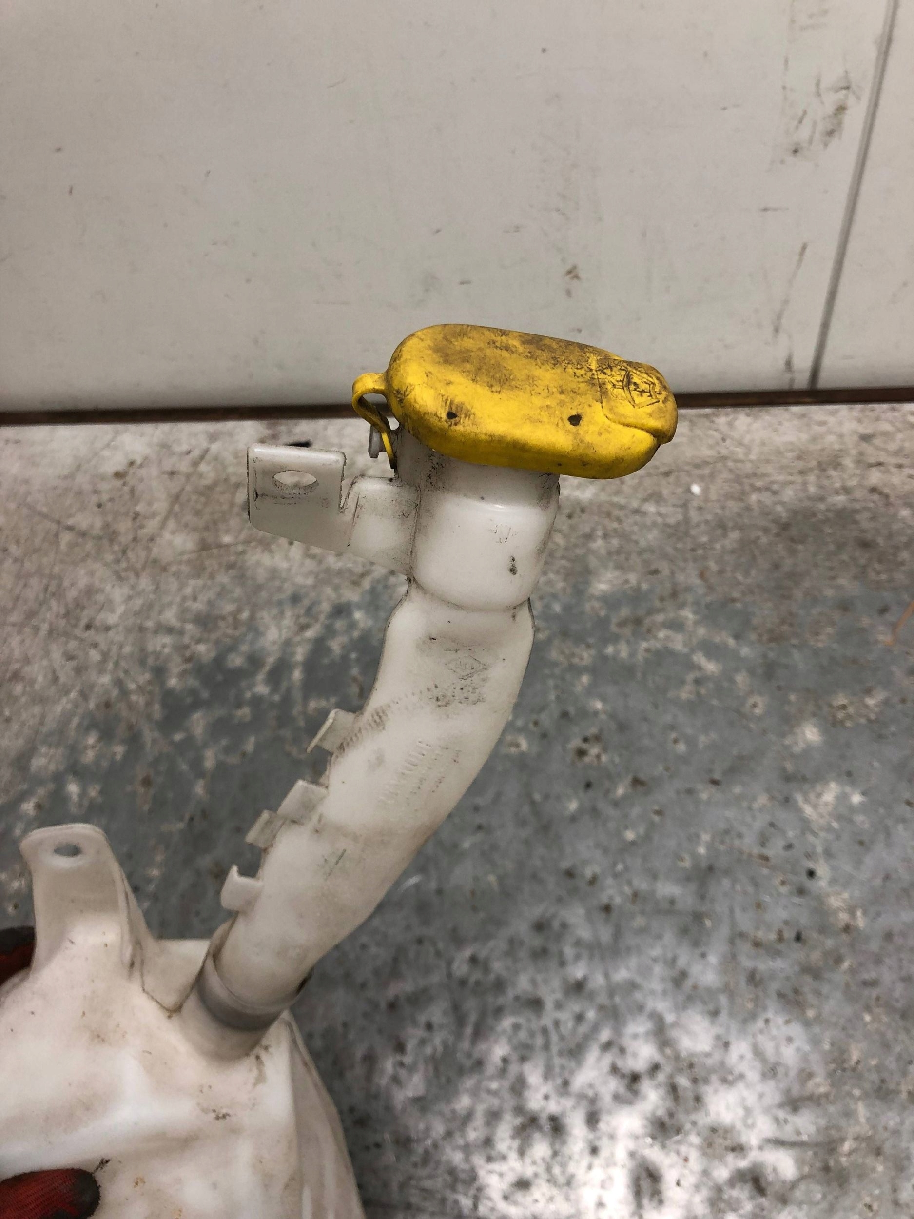 washer fluid tank RENAULT CLIO III 7701058023