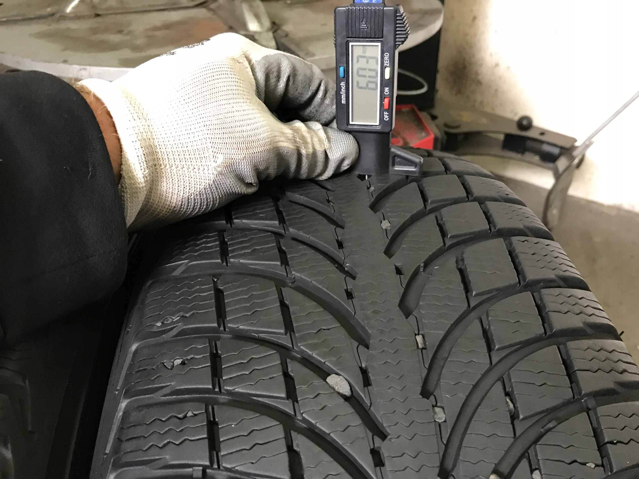 2 tyres winter 235/60R18 Michelin Latitude Alpin LA2 6,5mm