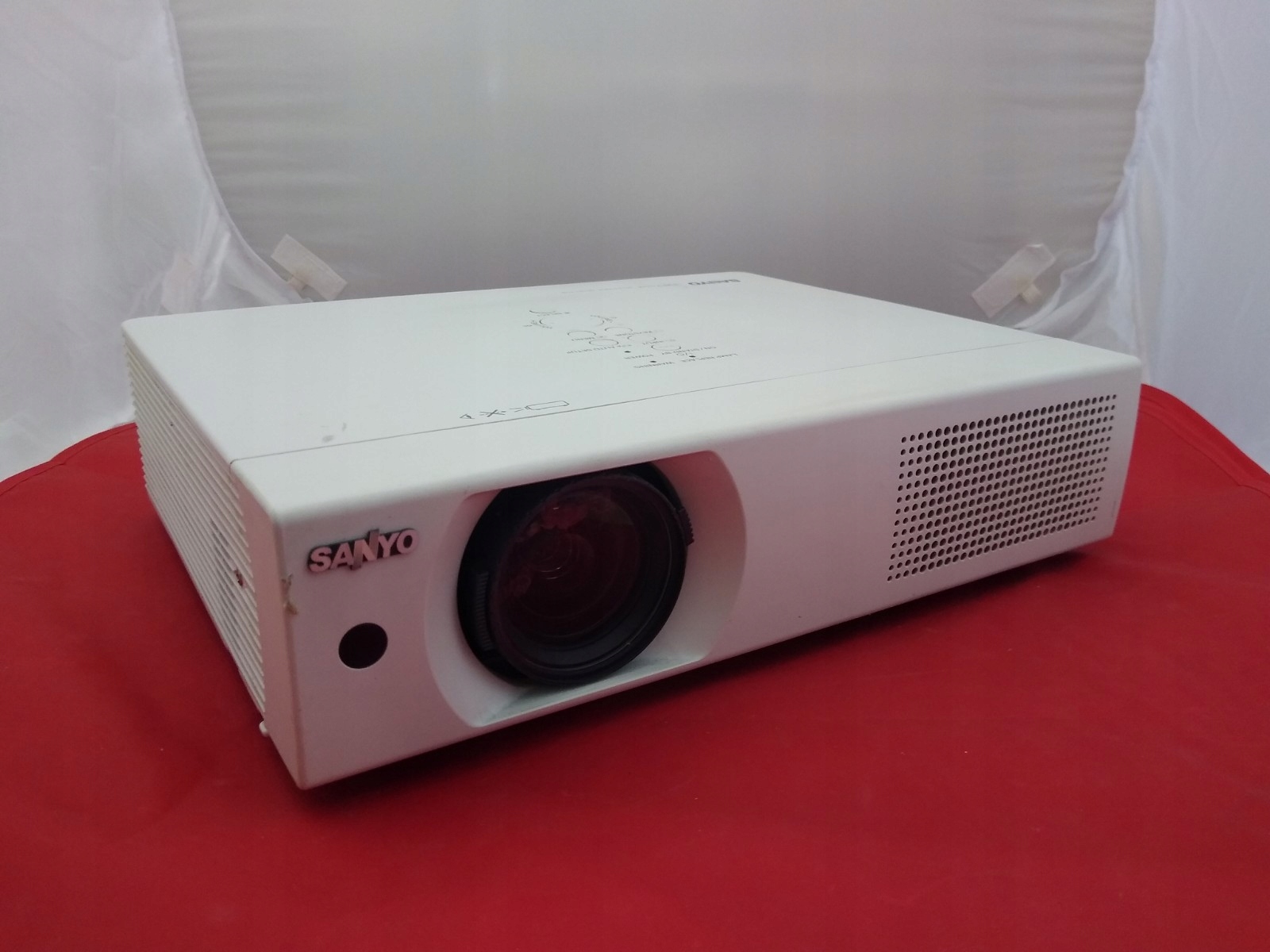 PROJEKTOR RZUTNIK SANYO PLC-XU105 KINO DOMOWE HDMI XBOX PS4 Kod producenta PLC-XU105