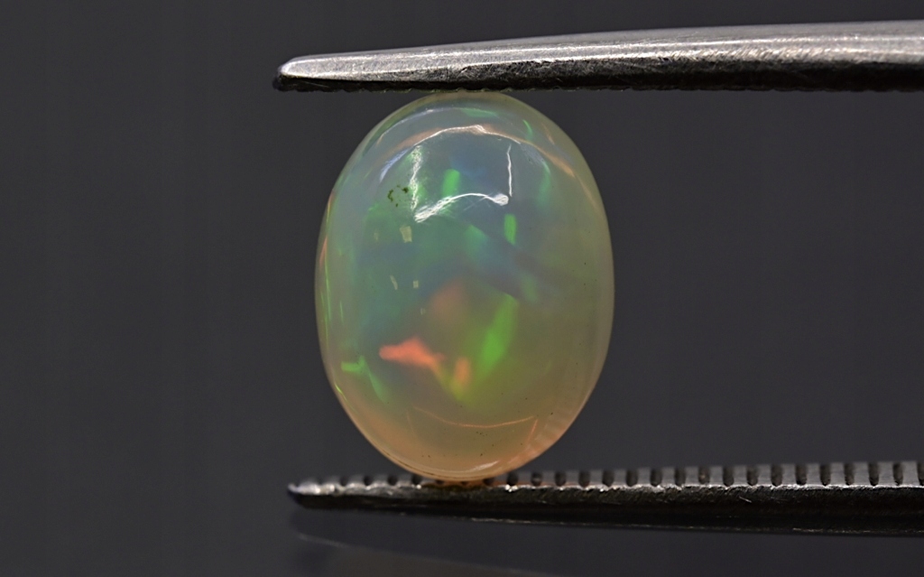 Opál z Etiopie kabošon ovál 8x6 mm