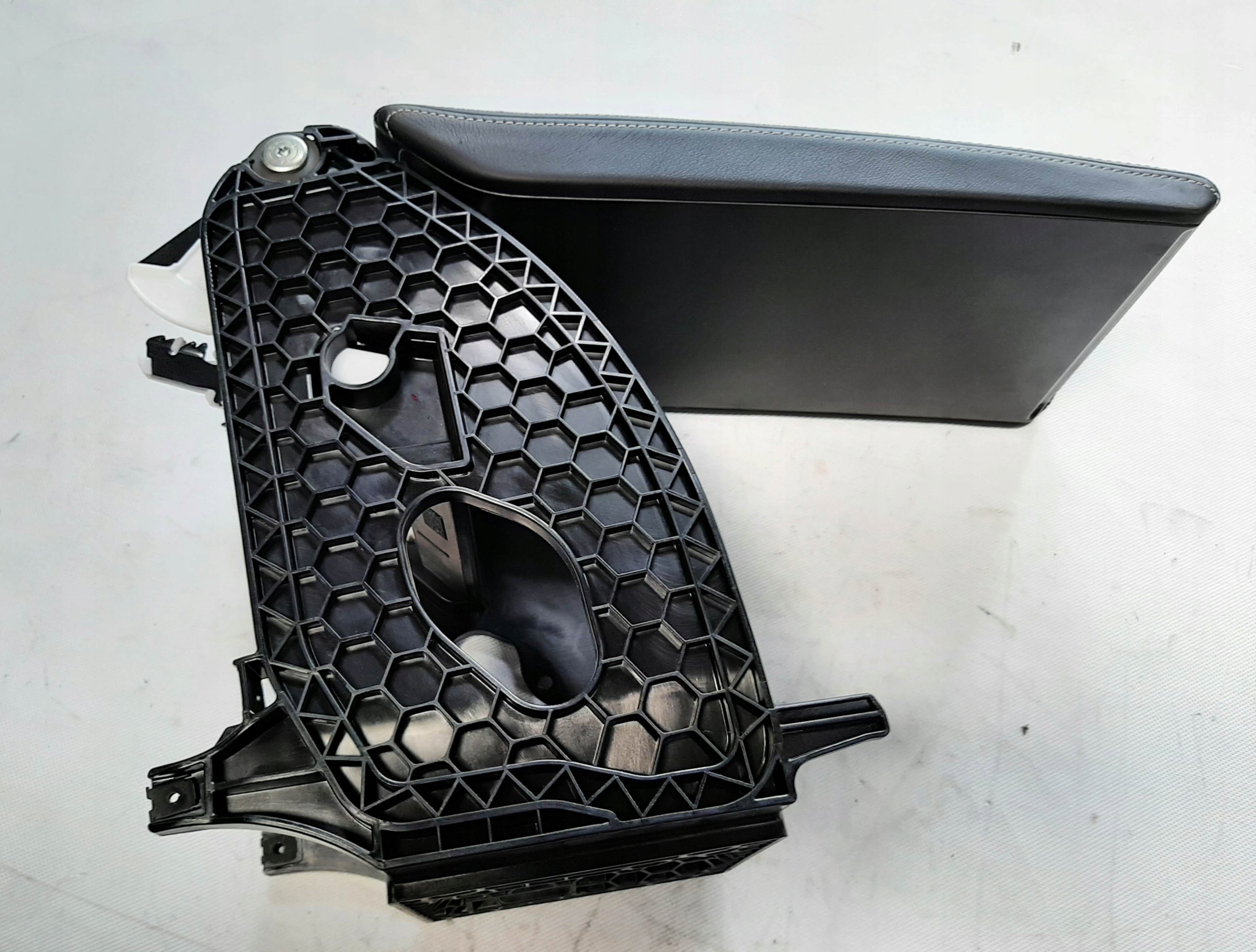 SKODA SUPERB 3 подлокотник 3V0864207