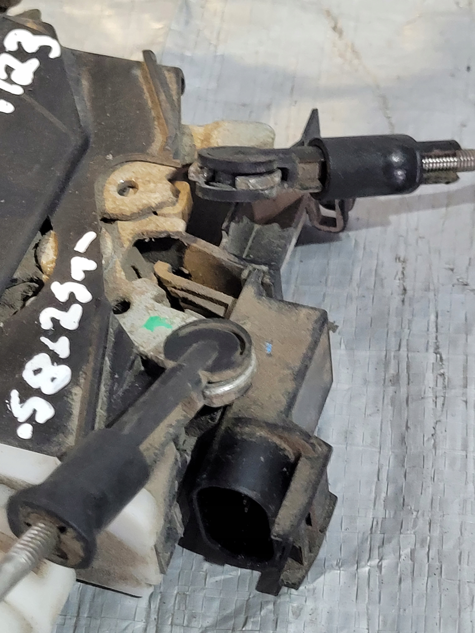 lock door right front OE 8D1837016A AUDI A4 B5 1.8B 96r.