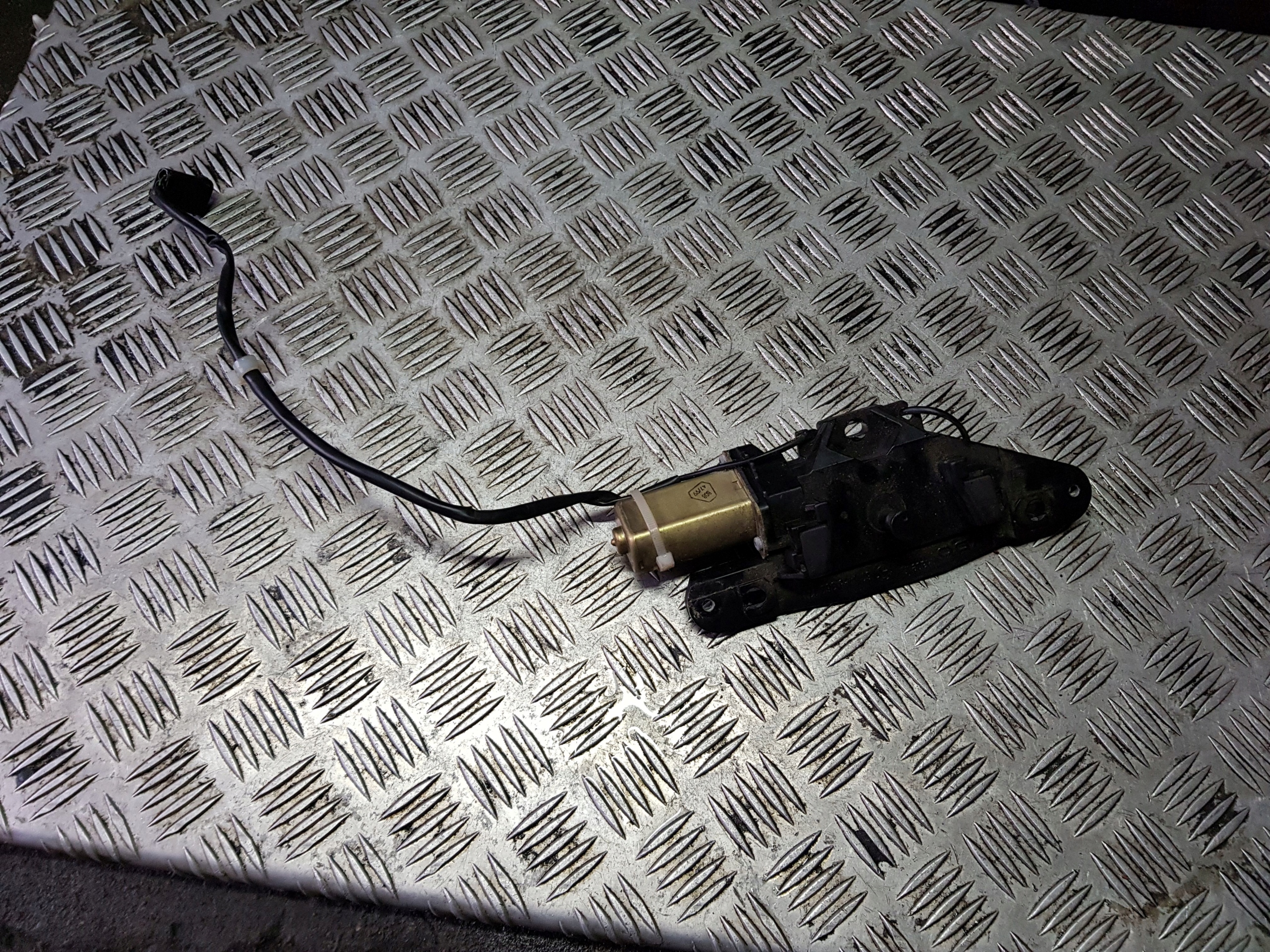 BMW 5 E39 lock bonnet DOMYKANIE 8362371