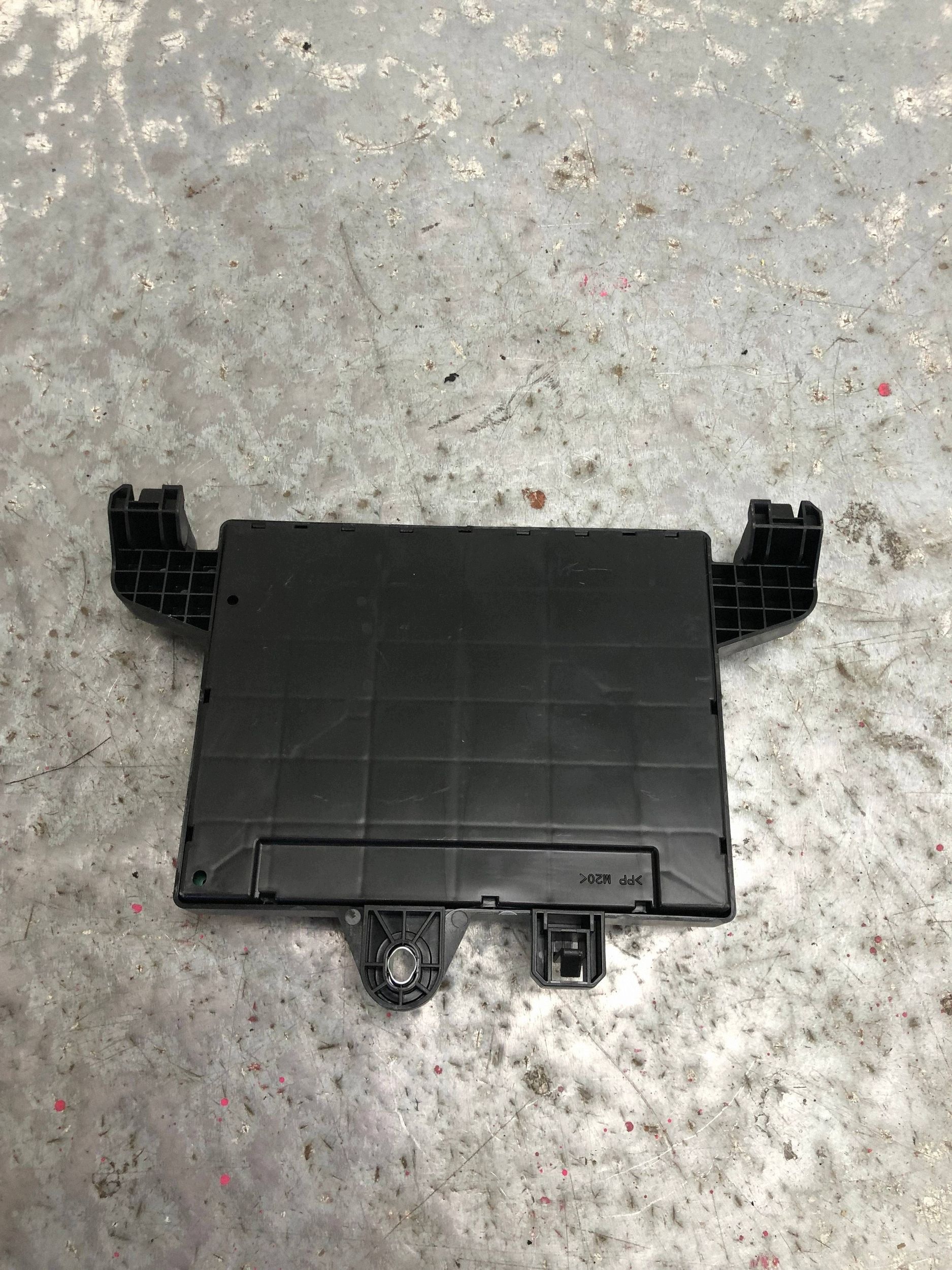 Module Module fusibles OPEL ASTRA J 13302301