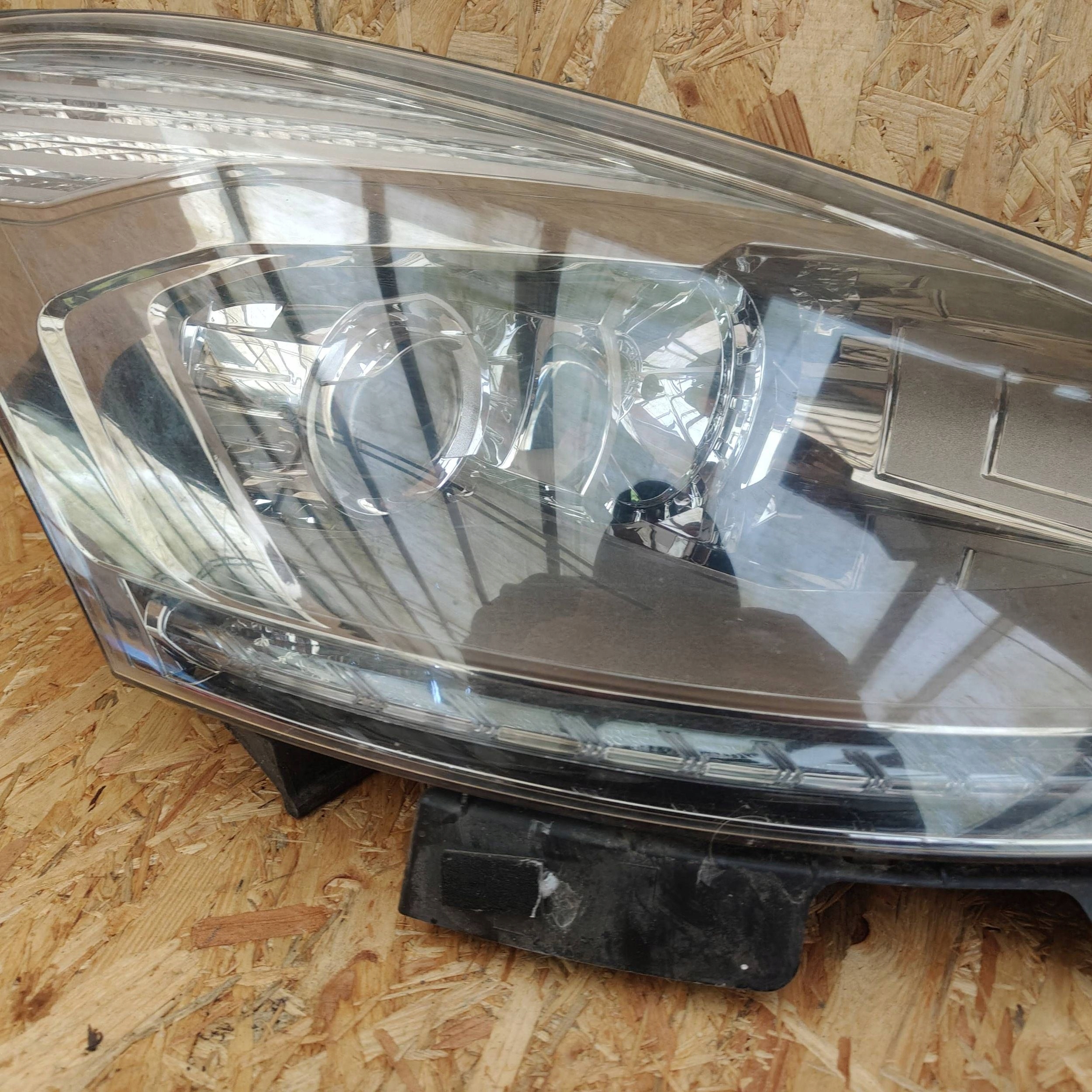 Citroen C4 and Picasso 2010 right side light front LIFT KSENON