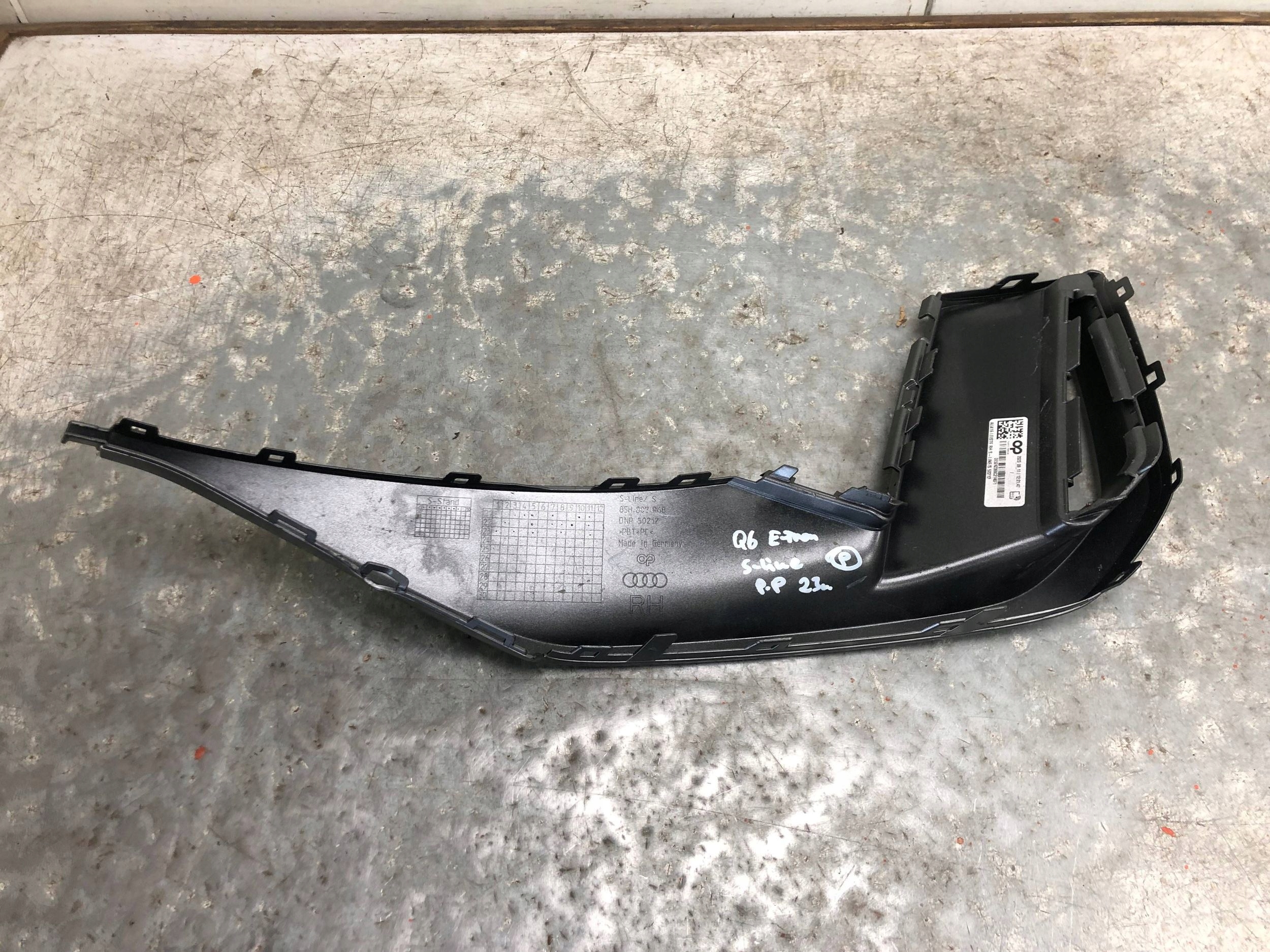 grid of a bumper right front S-LINE AUDI Q6 E-TRON 85H807968