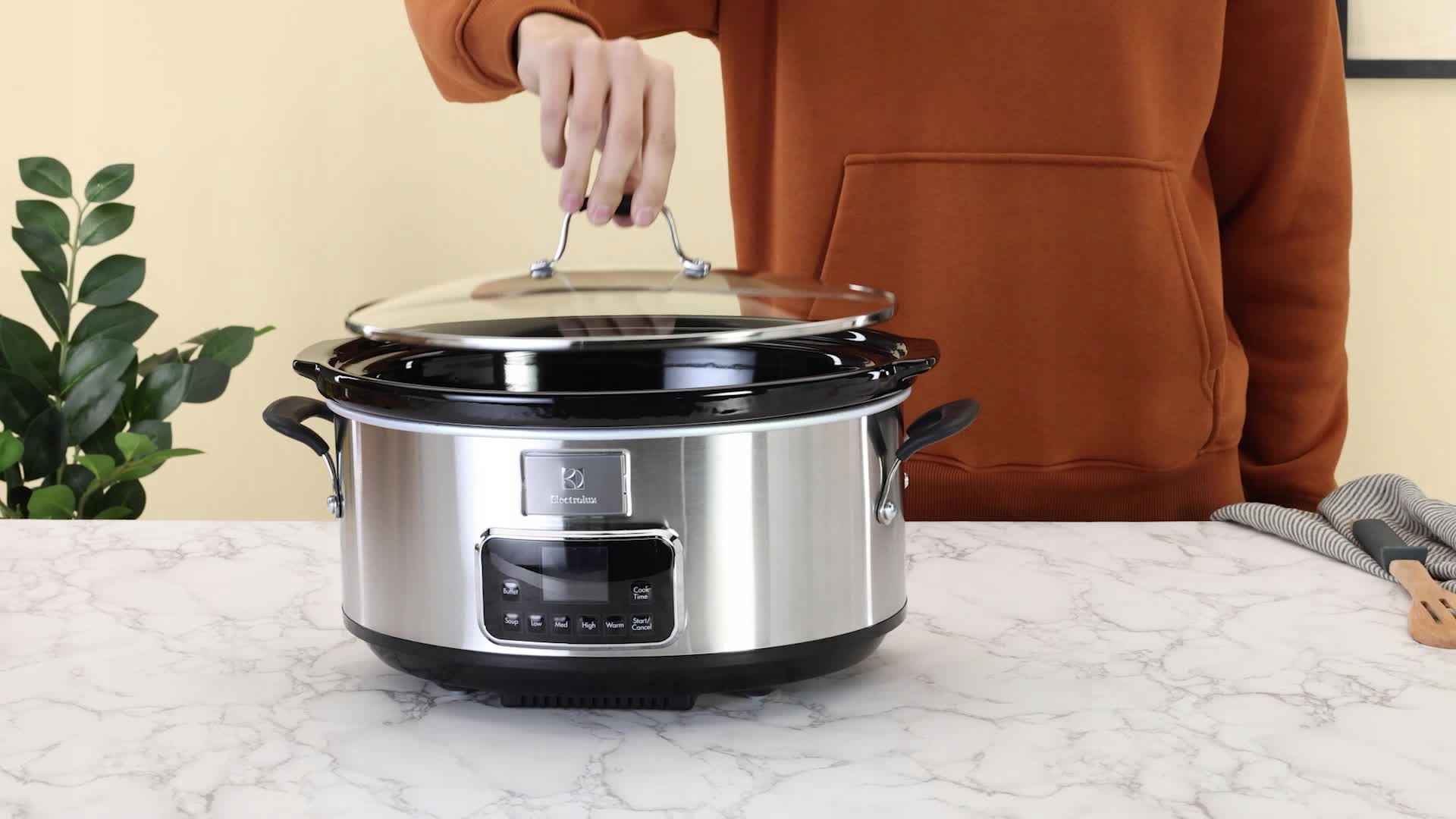 Wolnowar 6,6L Slow Cooker Stal Nierdzewna Multi Garnek Electrolux ESC7400 Cechy dodatkowe LCD Nienagrzewający się uchwyt Wbudowany wyświetlacz