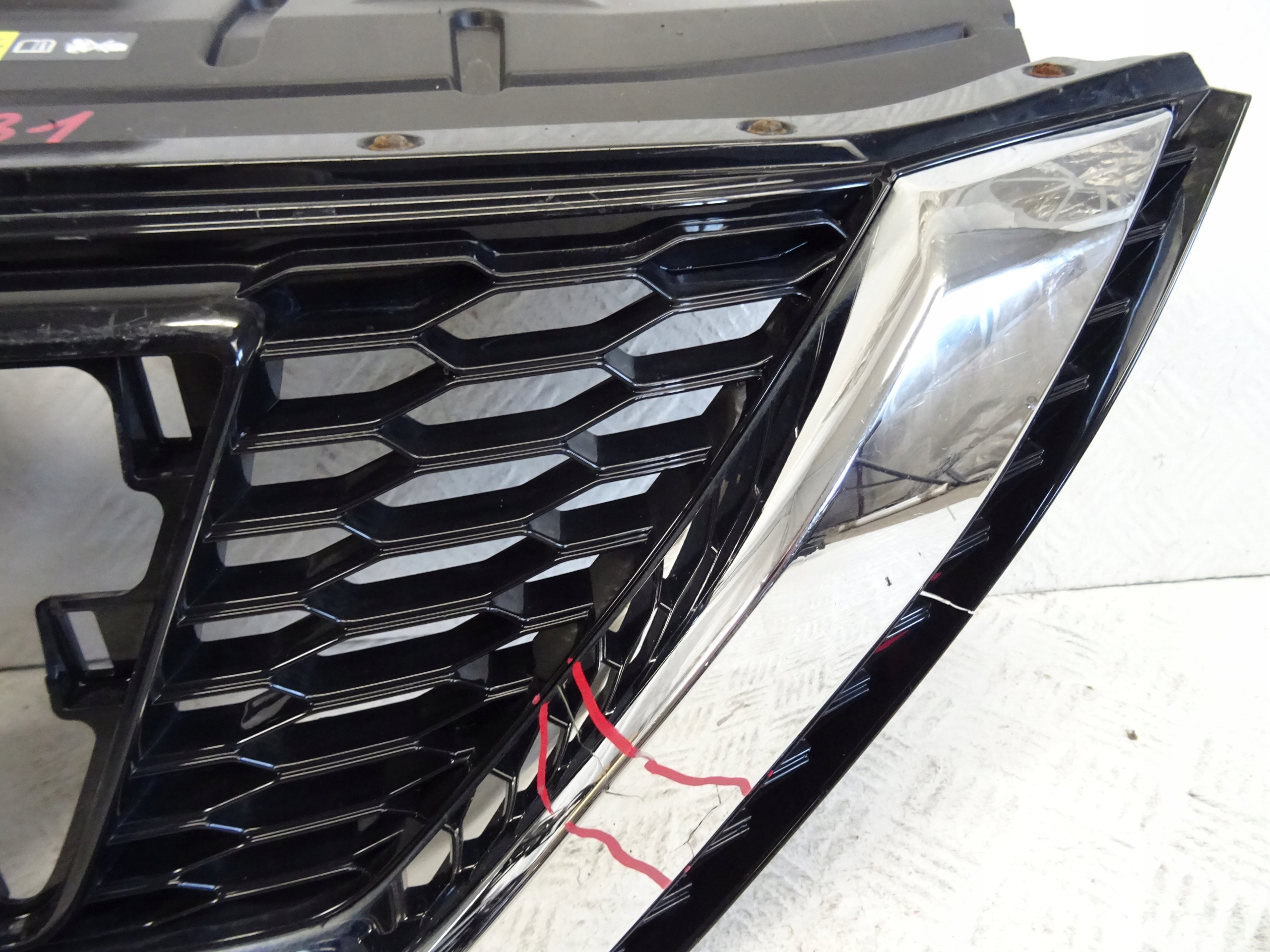 grill grille front front NISSAN QASHQAI II J11 LIFT 62398-HV00A