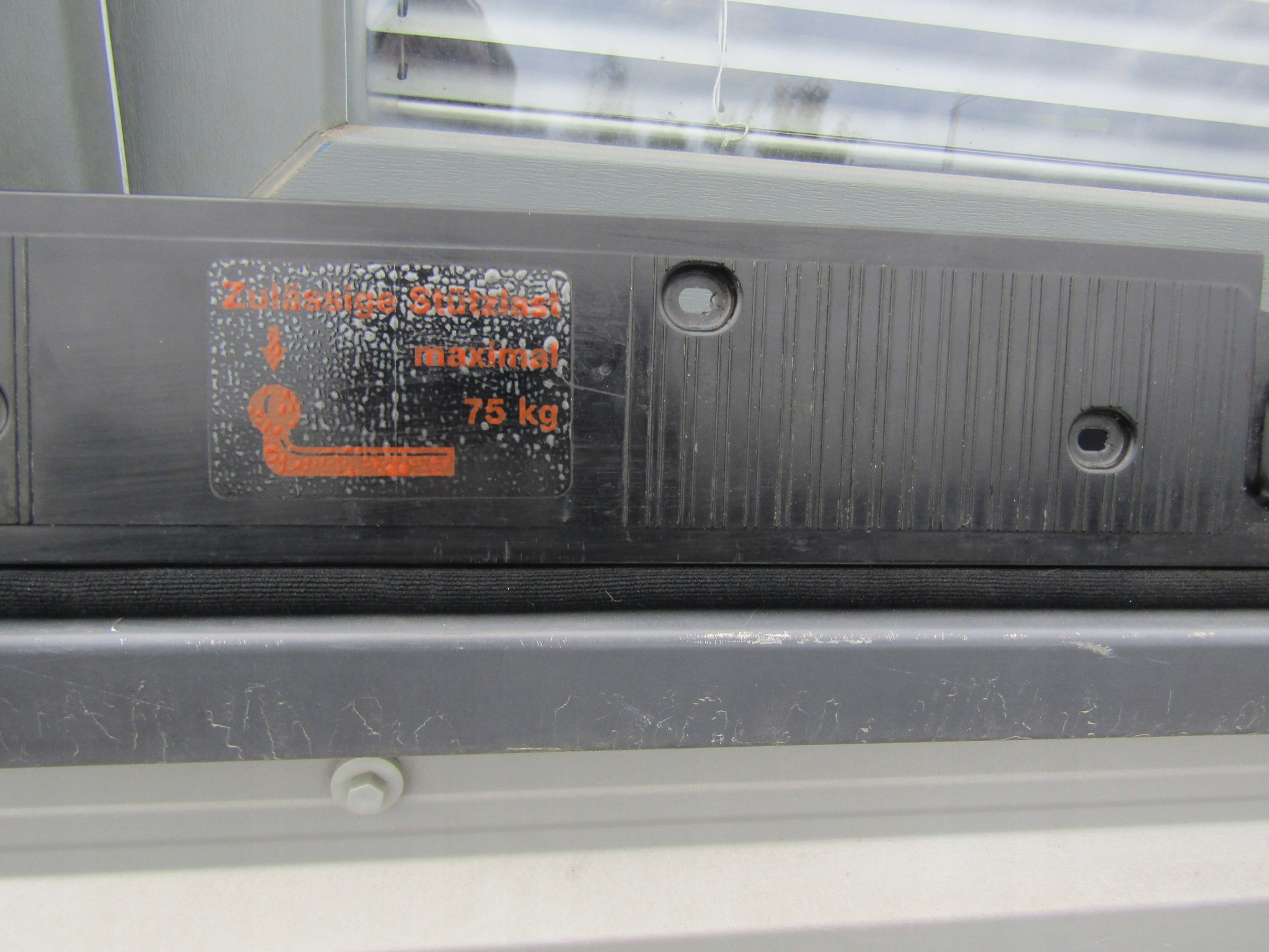 4 MERCEDES W124 KOMBI OSLONA LISTWA KLAPY BAGAZNIKA CZARNA Producent części Mercedes-Benz OE