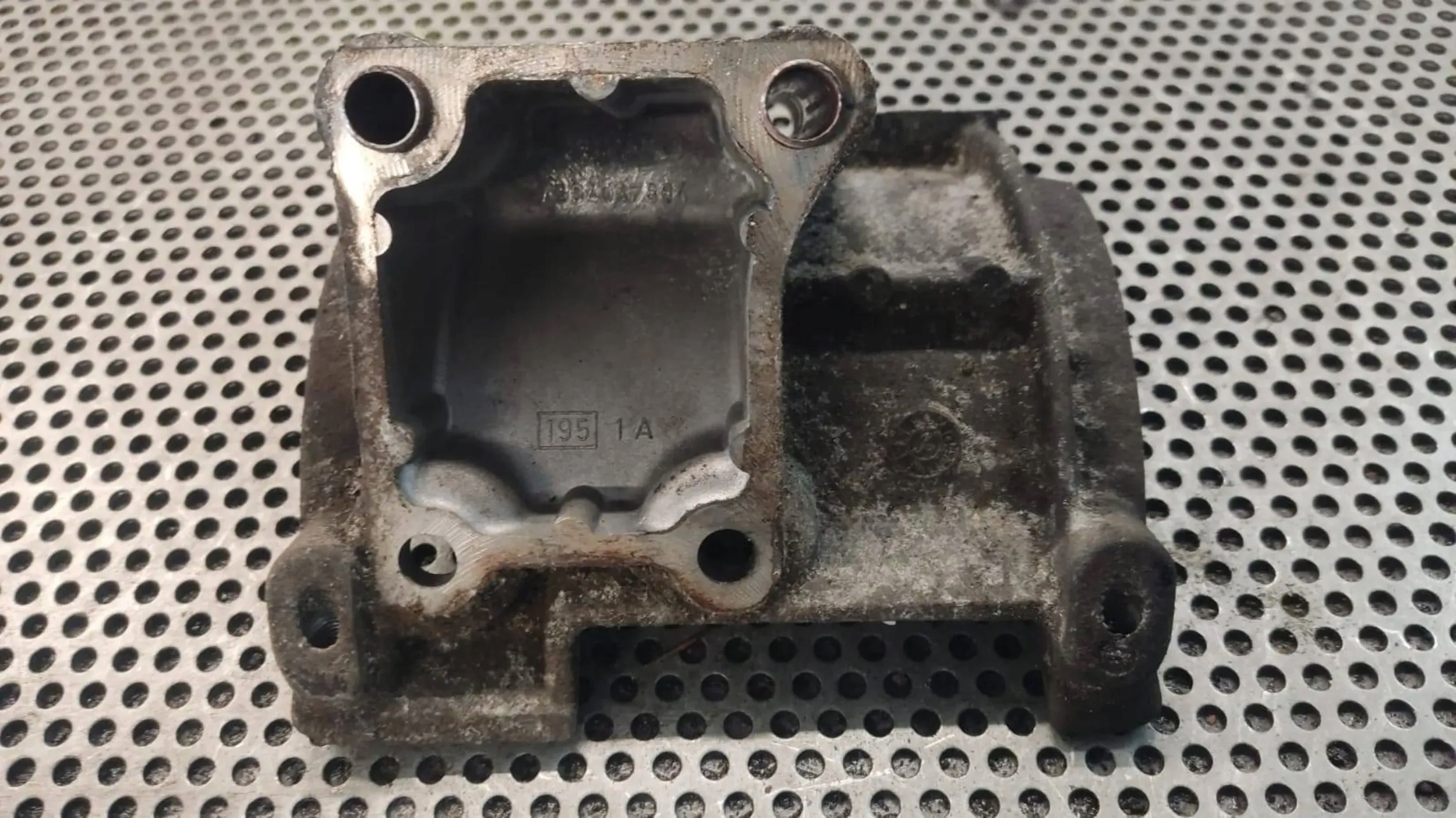 ŁAPA MOCOWANIE KLIMATYZACJI IVECO DAILY 3.0 HPI 504047884 Producent części Iveco OE