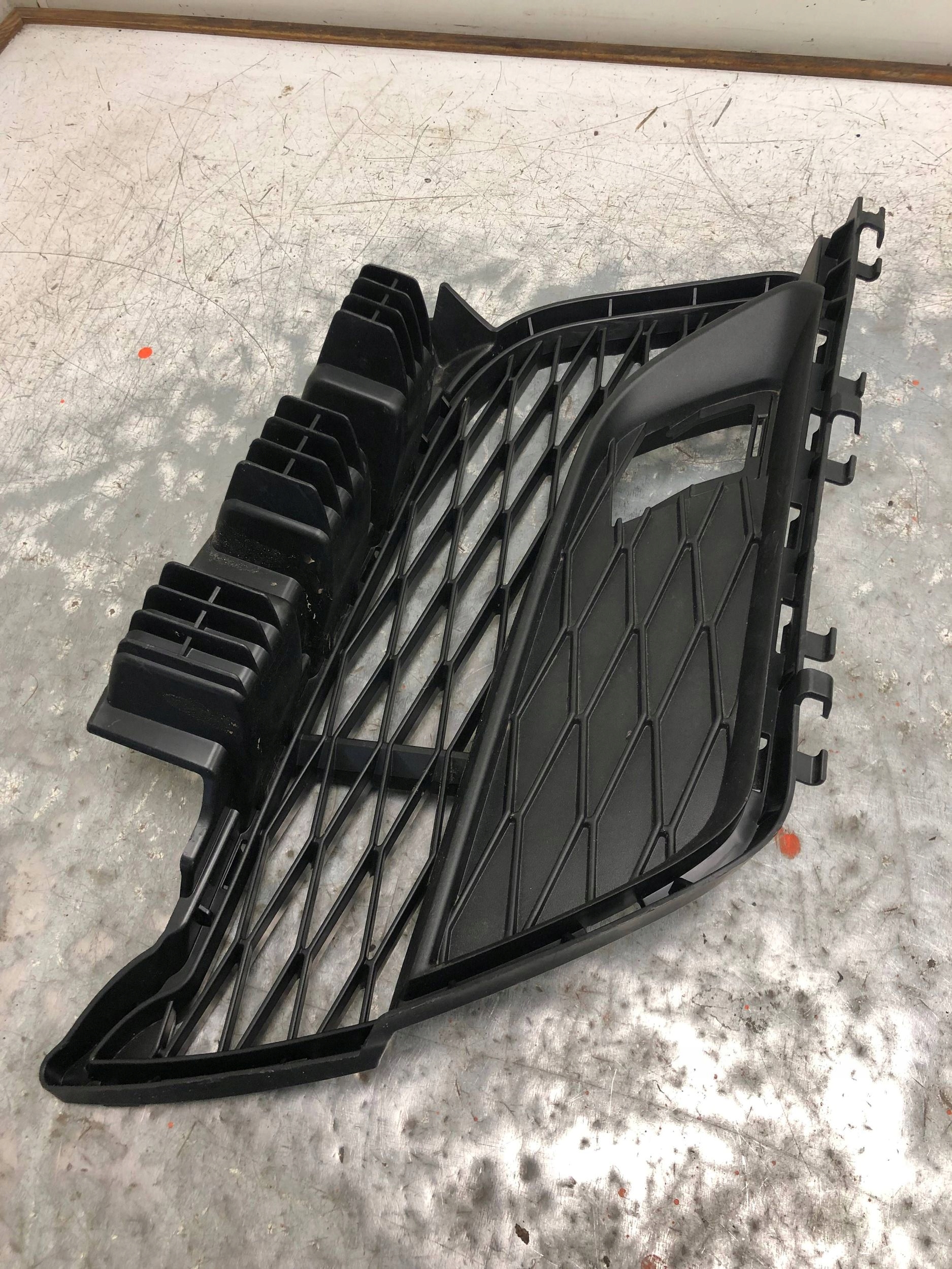 grid of a bumper left front TOYOTA SUPRA MK5 A90 8811317