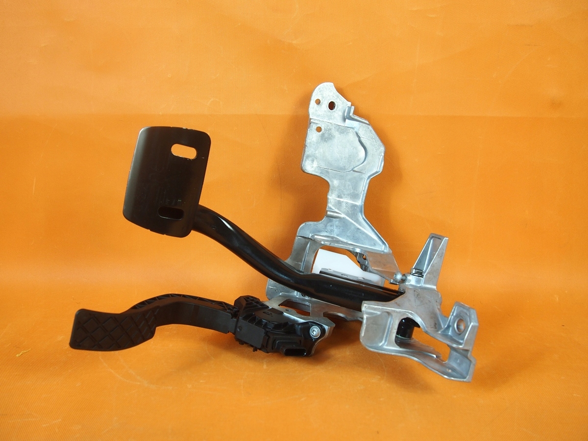 8w1723117b 8w1723140c - Audi A4 8W B9 педали DSG стойка газ тормоз в сборе.