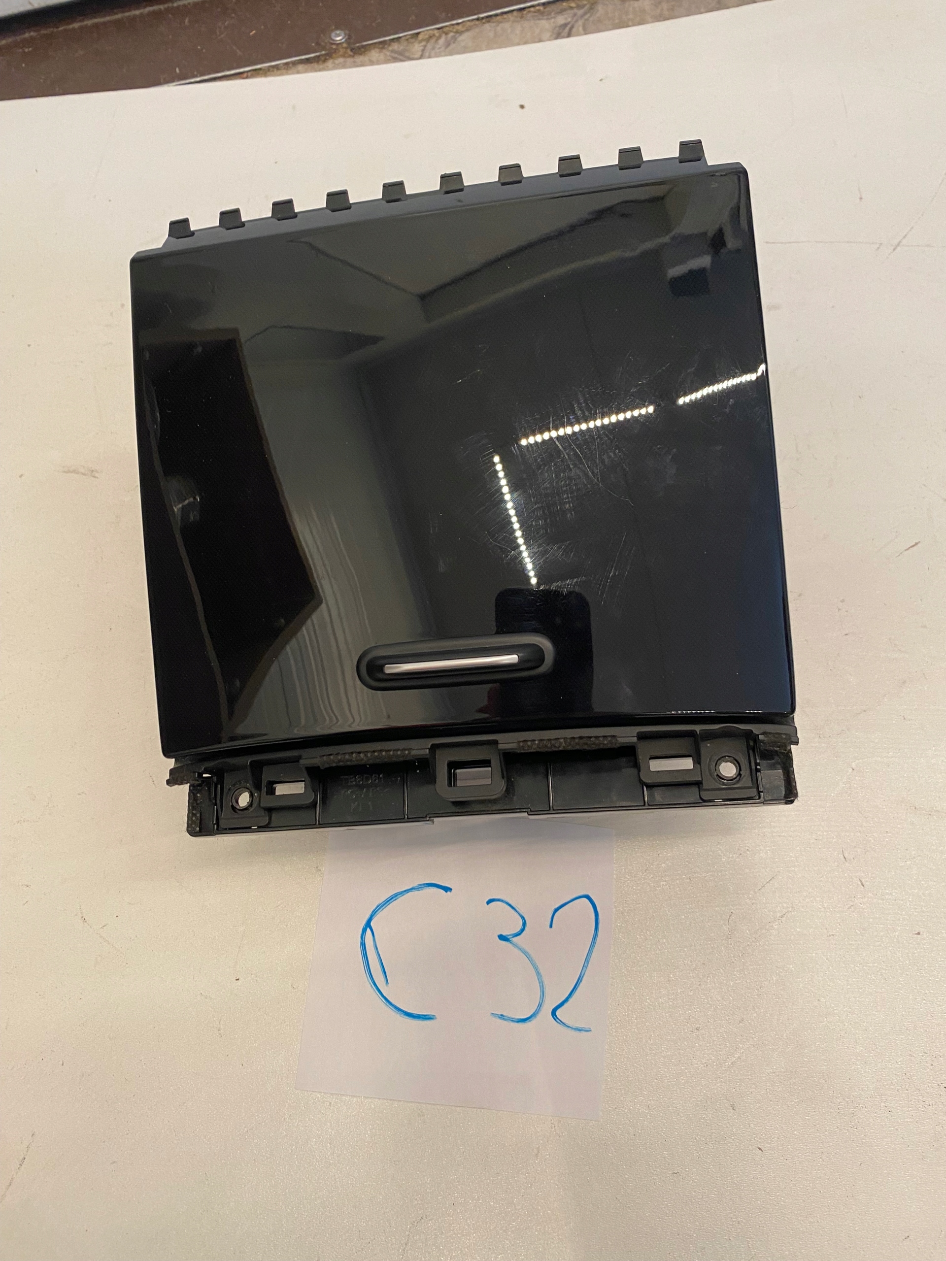 KIA SORENTO III 84680-C5000 passenger compartment TUNEL central PANEL AUX USB