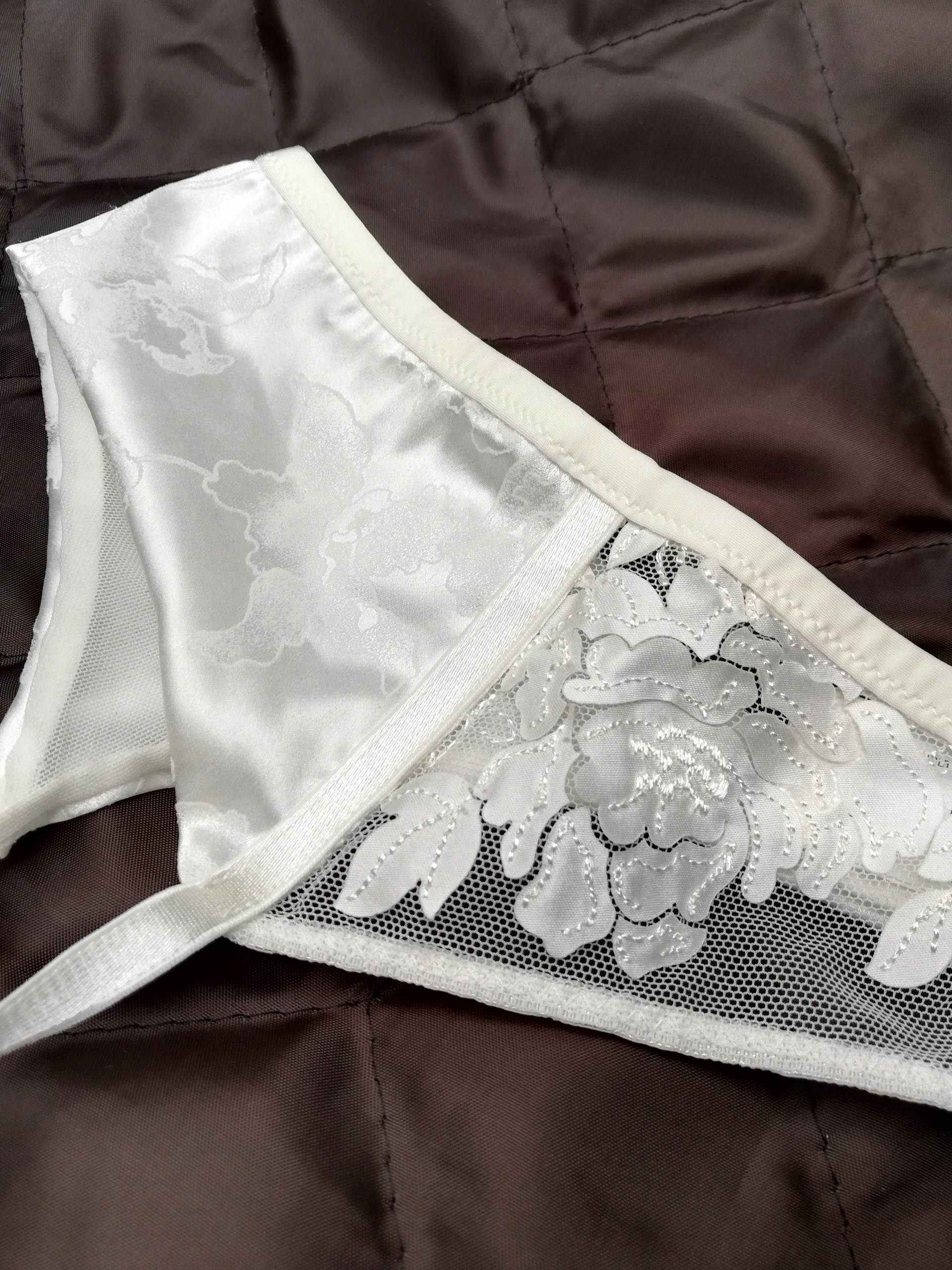 Pas do pończoch Triumph Poetic Essence L 40 Marka Triumph