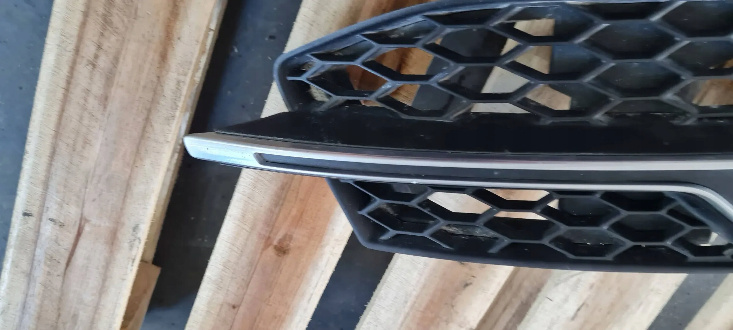 S3 8V sedan A3 grid of a bumper right right front 8V3807682L