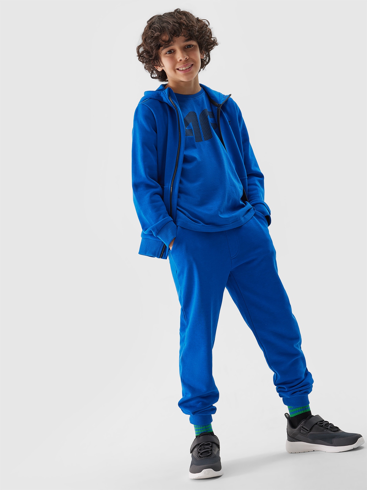 BLUZA 4F CHŁOPIĘCA DRESOWA ROZPINANA Z KAPTUREM - KOBALTOWY r. 122 Kod producenta 4FJWSS24TSWSM0926