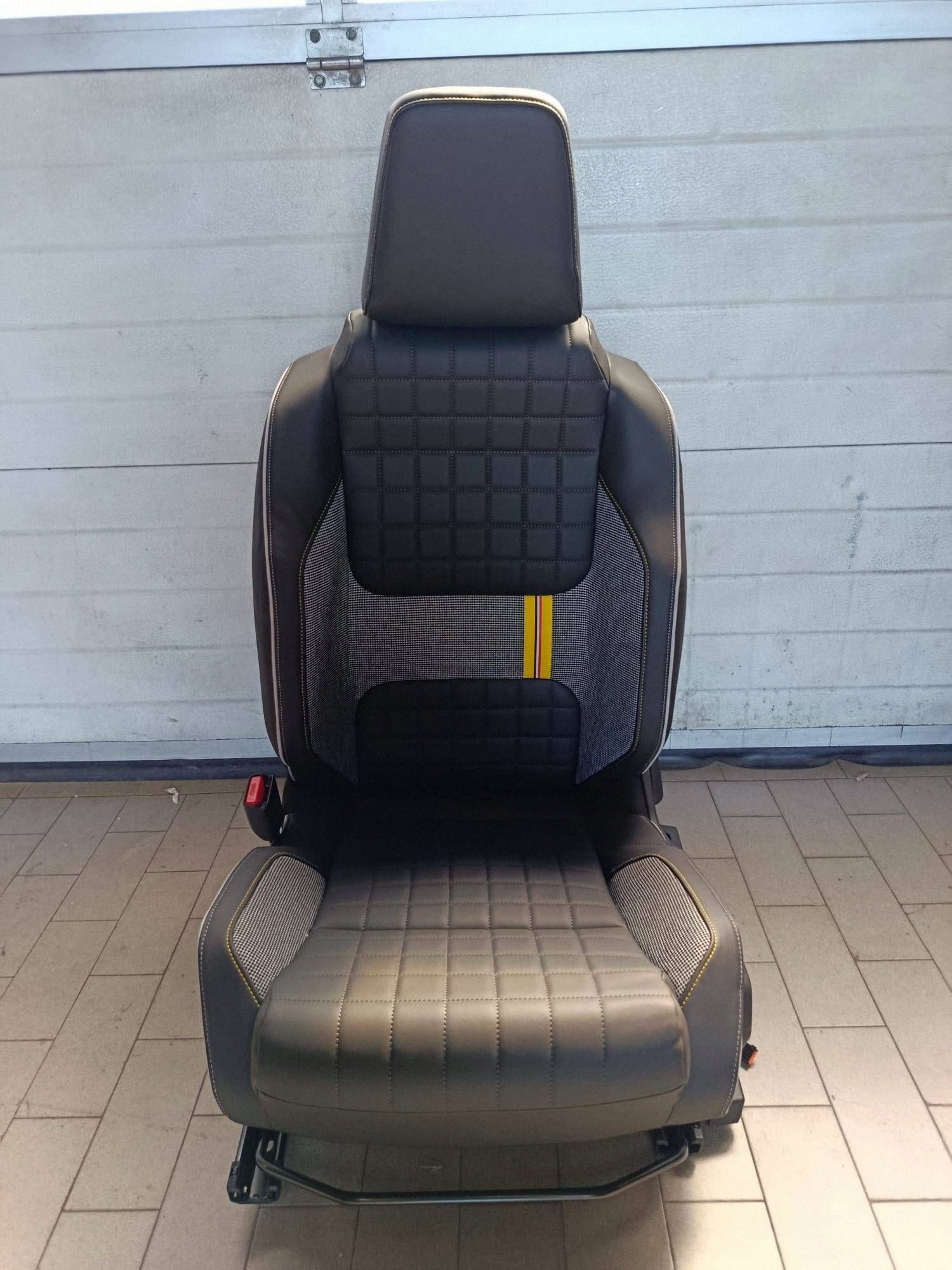 seat driver´s front side left Renault 4 E-TECH as new! EU