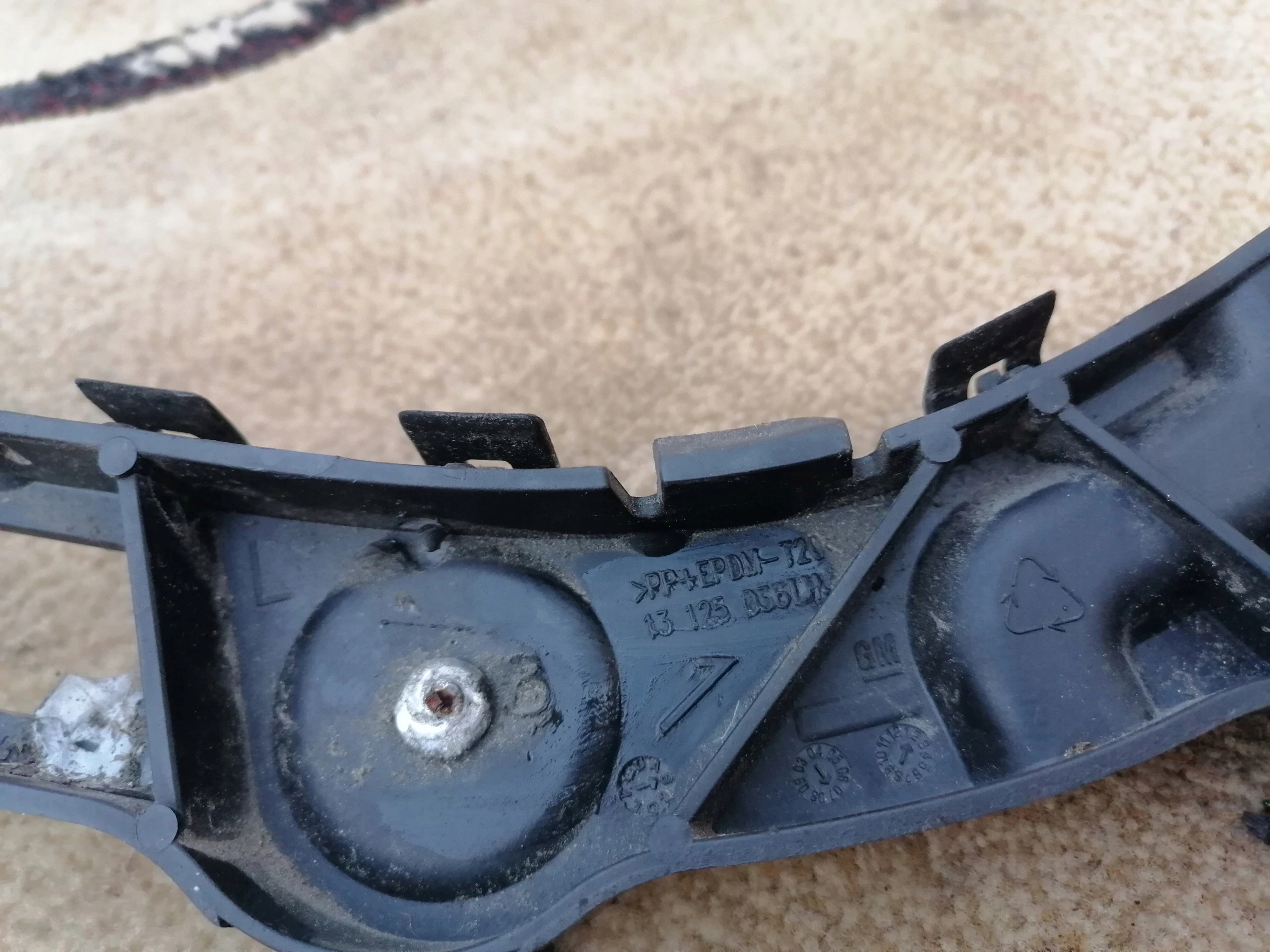 OPEL ZAFIRA B bumper bracket right rear part