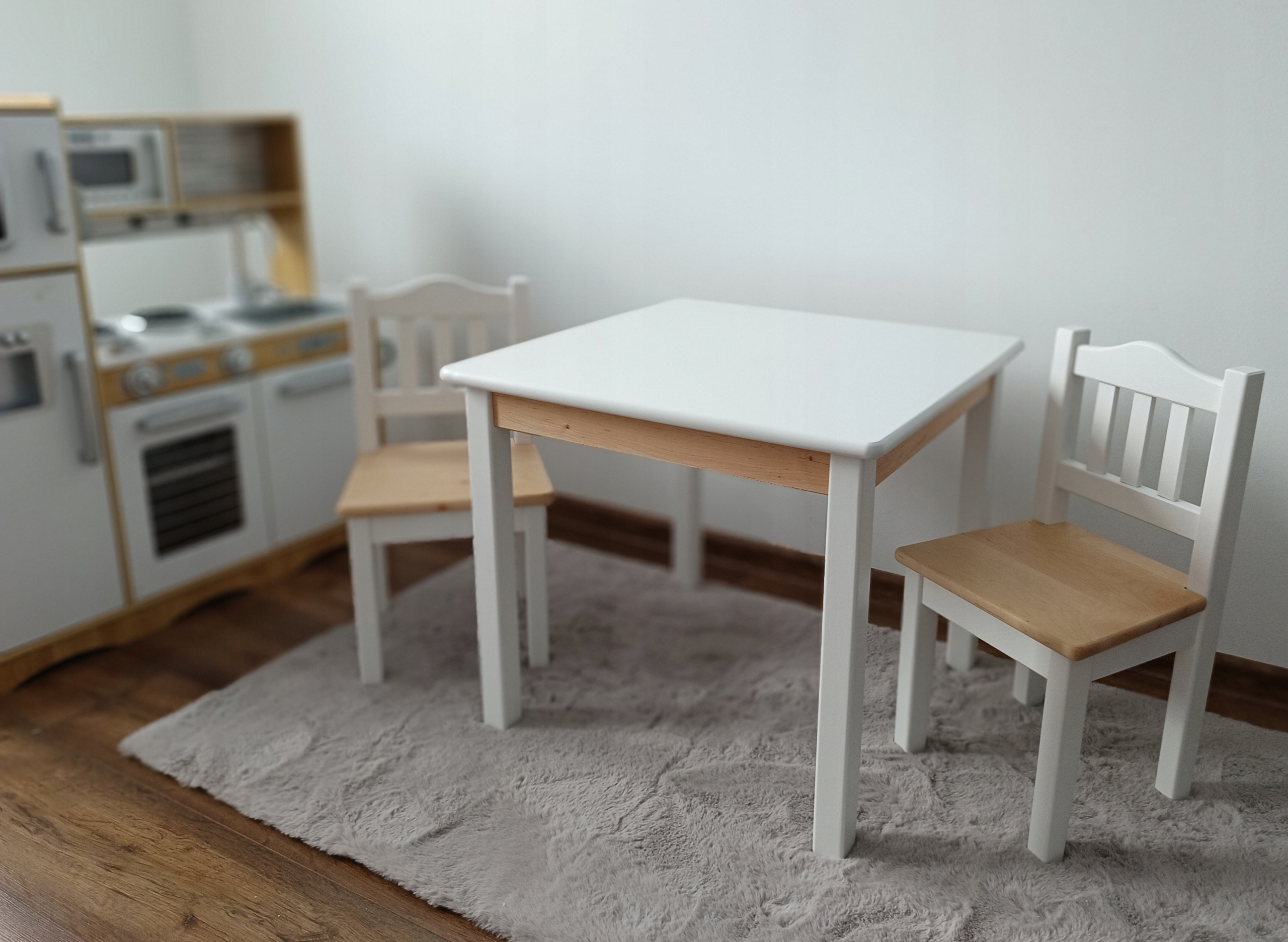 Zestaw dziecięcy stolik + dwa krzesełka biały+naturalny Kod producenta GM_dużyróż