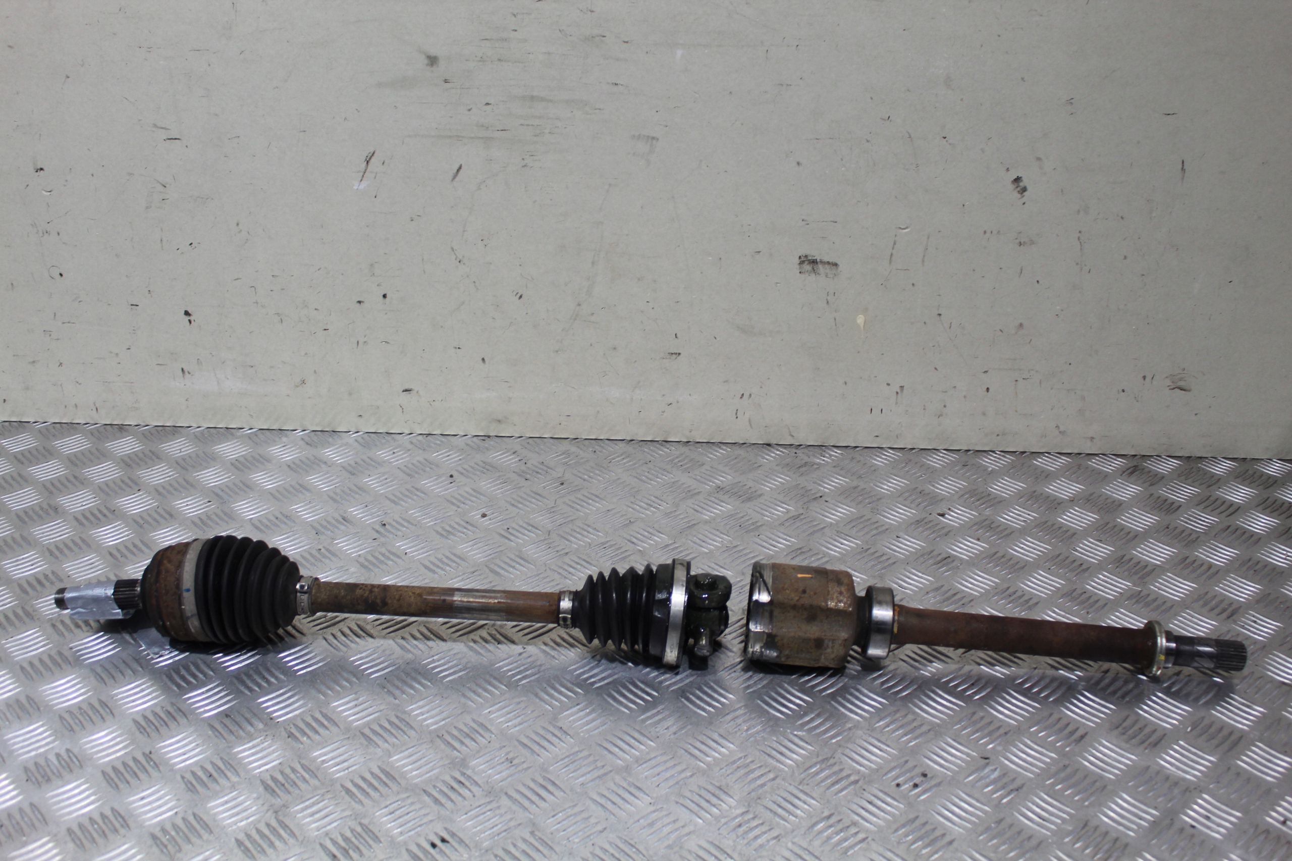 ПЕРЕДНІЙ ПРАВИЙ ПРИВОДНИЙ ВАЛ DUSTER І LIFT 391003840R